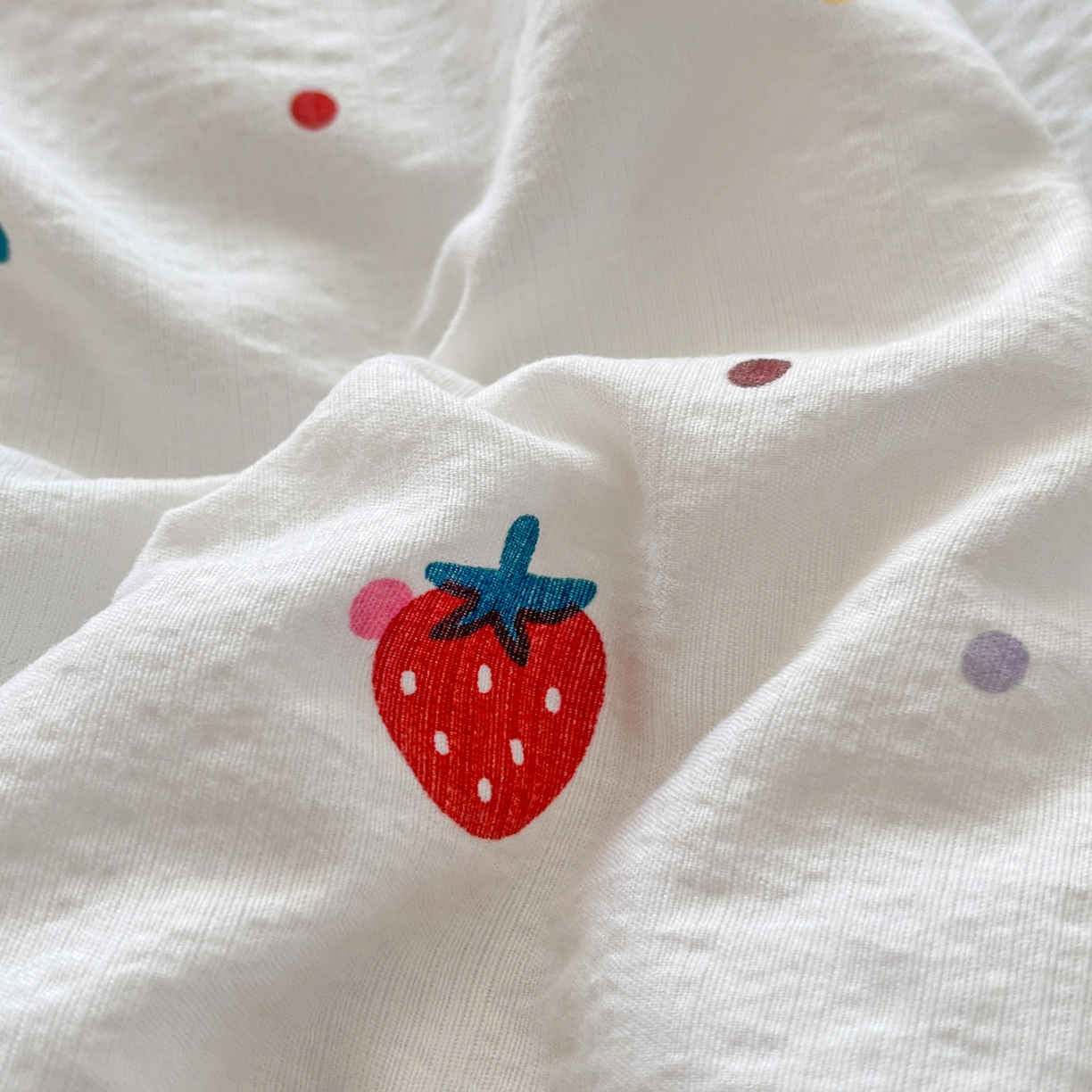 91家纺网 家纺一手货源 找家纺 优承佳生活馆 2026新款云感双层纱卡通小清新风格棉花夏被（提供买家秀） 草莓点点