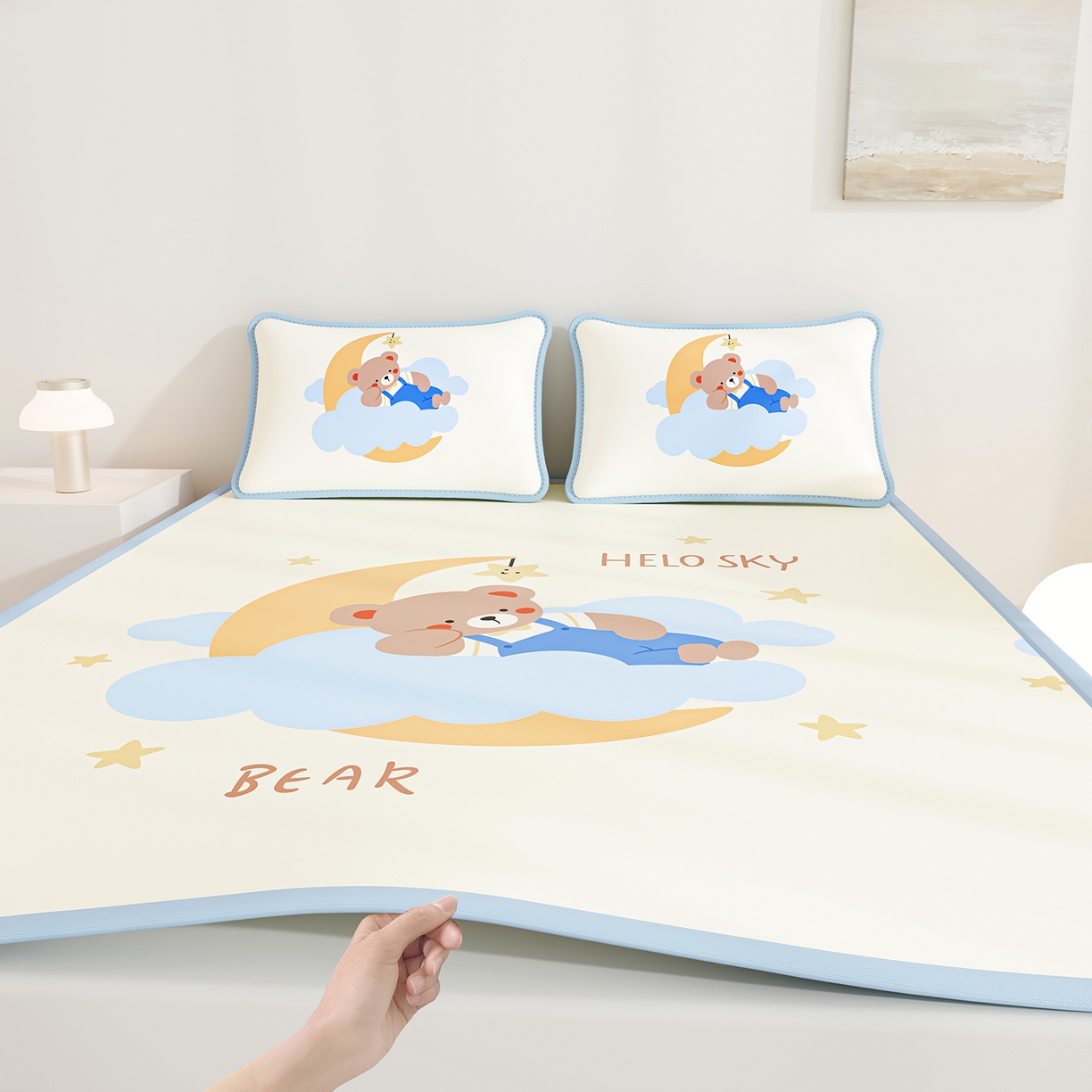 91家纺网 家纺一手货源 找家纺 家品罗兰 2026A类数码印花大版卡通冰丝凉席双人席可机洗学生宿舍空调软席三件套三明治网底 月亮熊