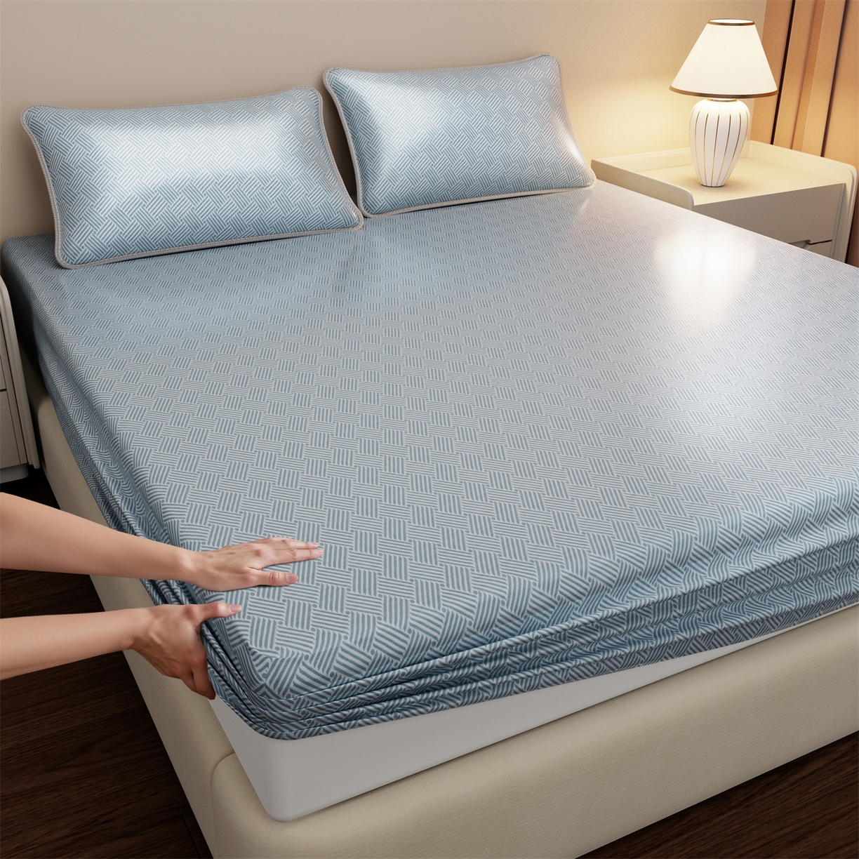 91家纺网 家纺一手货源 找家纺 义博家纺 2026新款碳光冰丝席饼干花床笠款 饼干花  蓝色