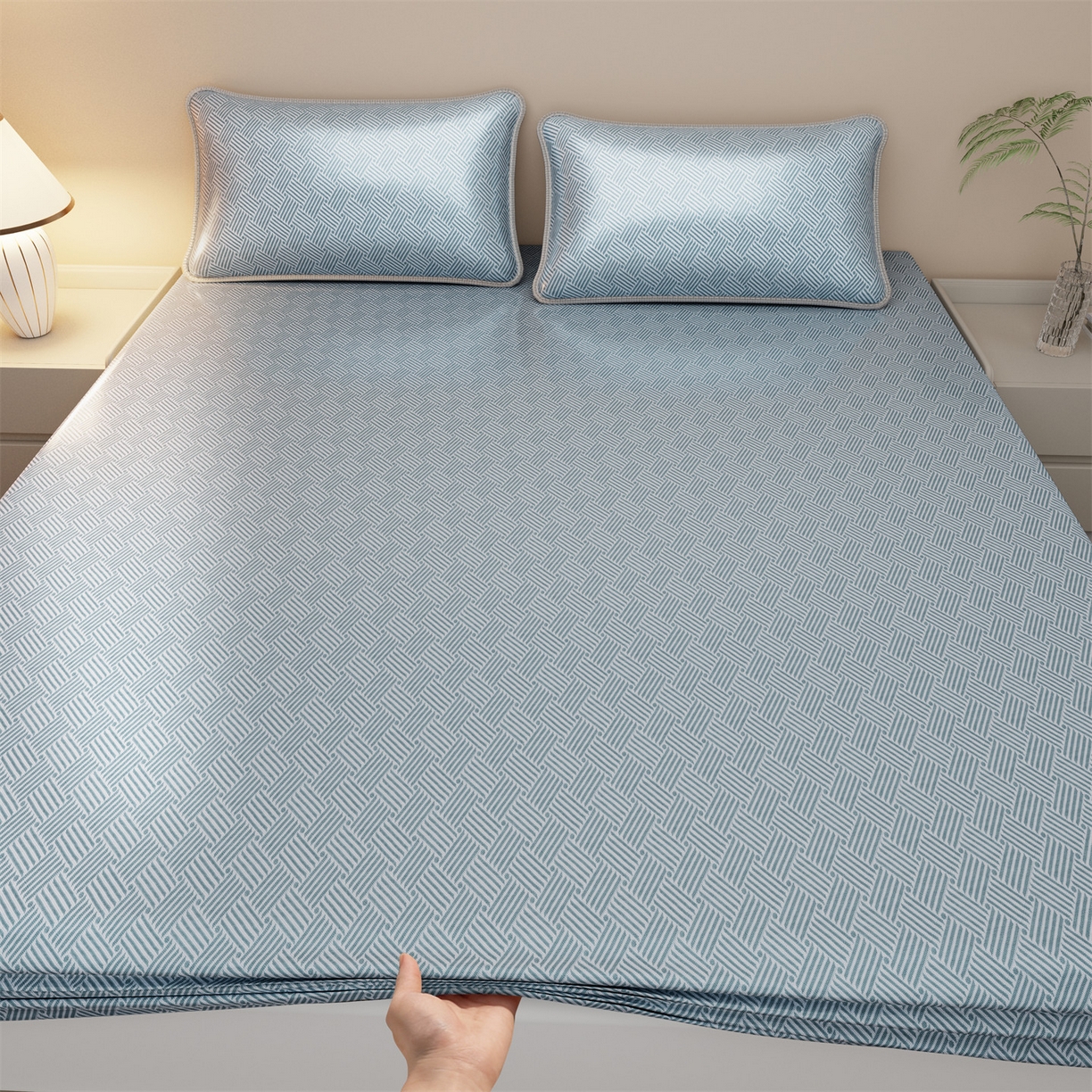 91家纺网 家纺一手货源 找家纺 义博家纺 2026新款碳光冰丝席饼干花床笠款 饼干花  蓝色