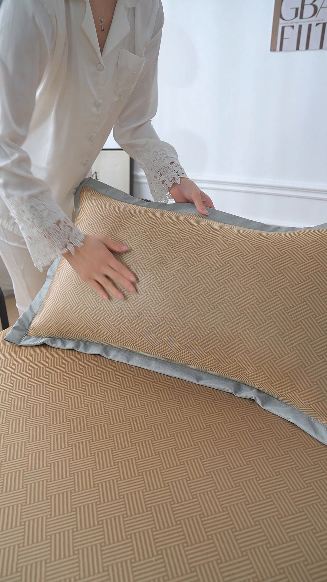 91家纺网 家纺一手货源 找家纺 （总）义博家纺 2026新款碳光冰丝席饼干花床笠款