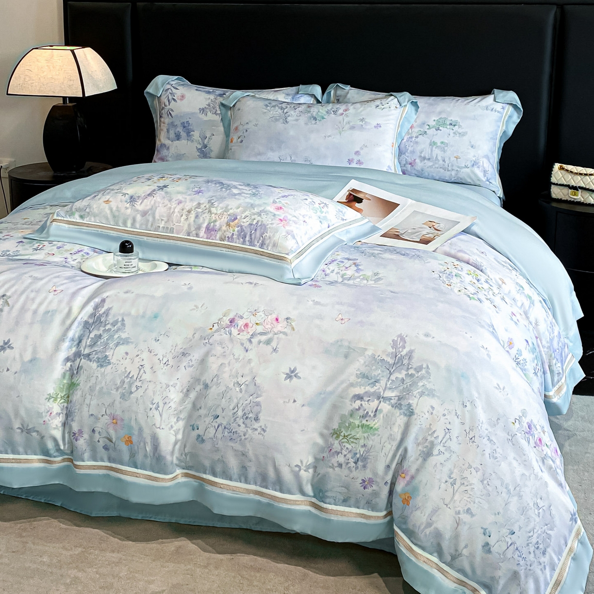 91家纺网 家纺一手货源 找家纺 博纳家纺 2026新款林间鹿语系列天丝四件套 蝶漫柔境-海岛蓝