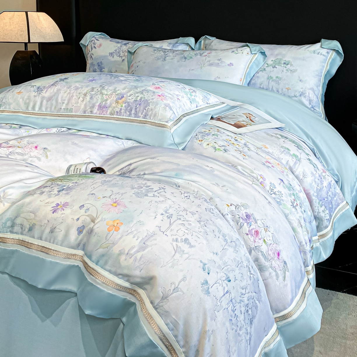 91家纺网 家纺一手货源 找家纺 博纳家纺 2026新款林间鹿语系列天丝四件套 蝶漫柔境-海岛蓝