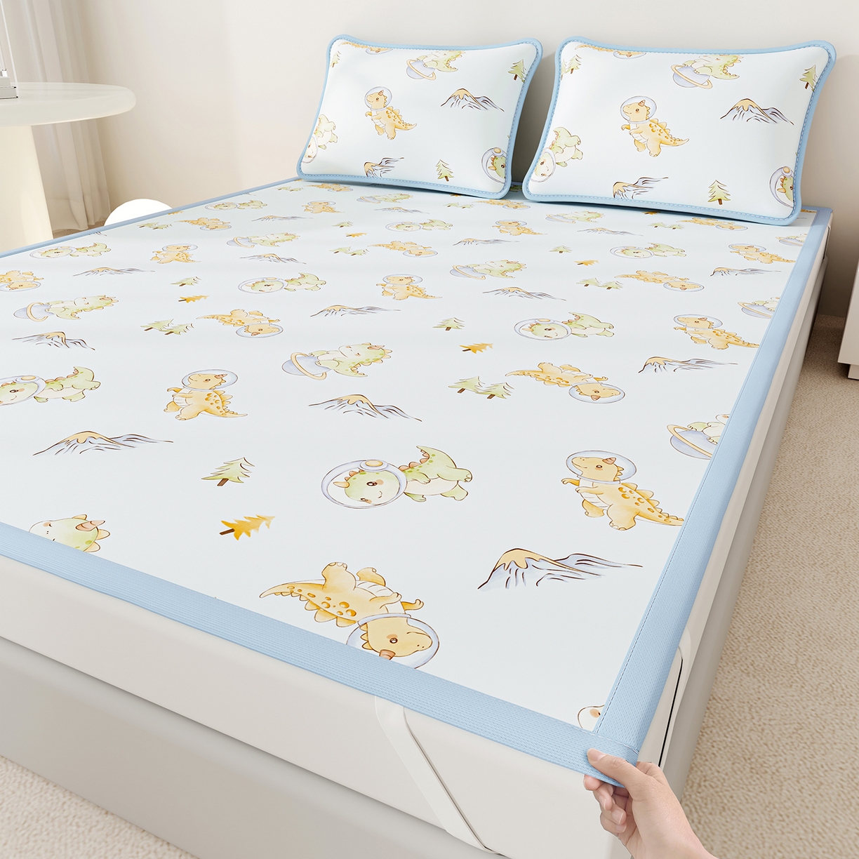 91家纺网 家纺一手货源 找家纺 家品罗兰 2026A类数码印花大版卡通冰丝凉席双人席可机洗学生宿舍空调软席三件套三明治网底 呆萌恐龙