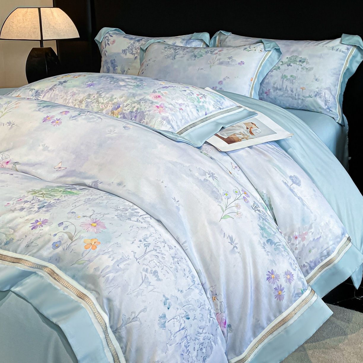 91家纺网 家纺一手货源 找家纺 博纳家纺 2026新款林间鹿语系列天丝四件套 蝶漫柔境-海岛蓝