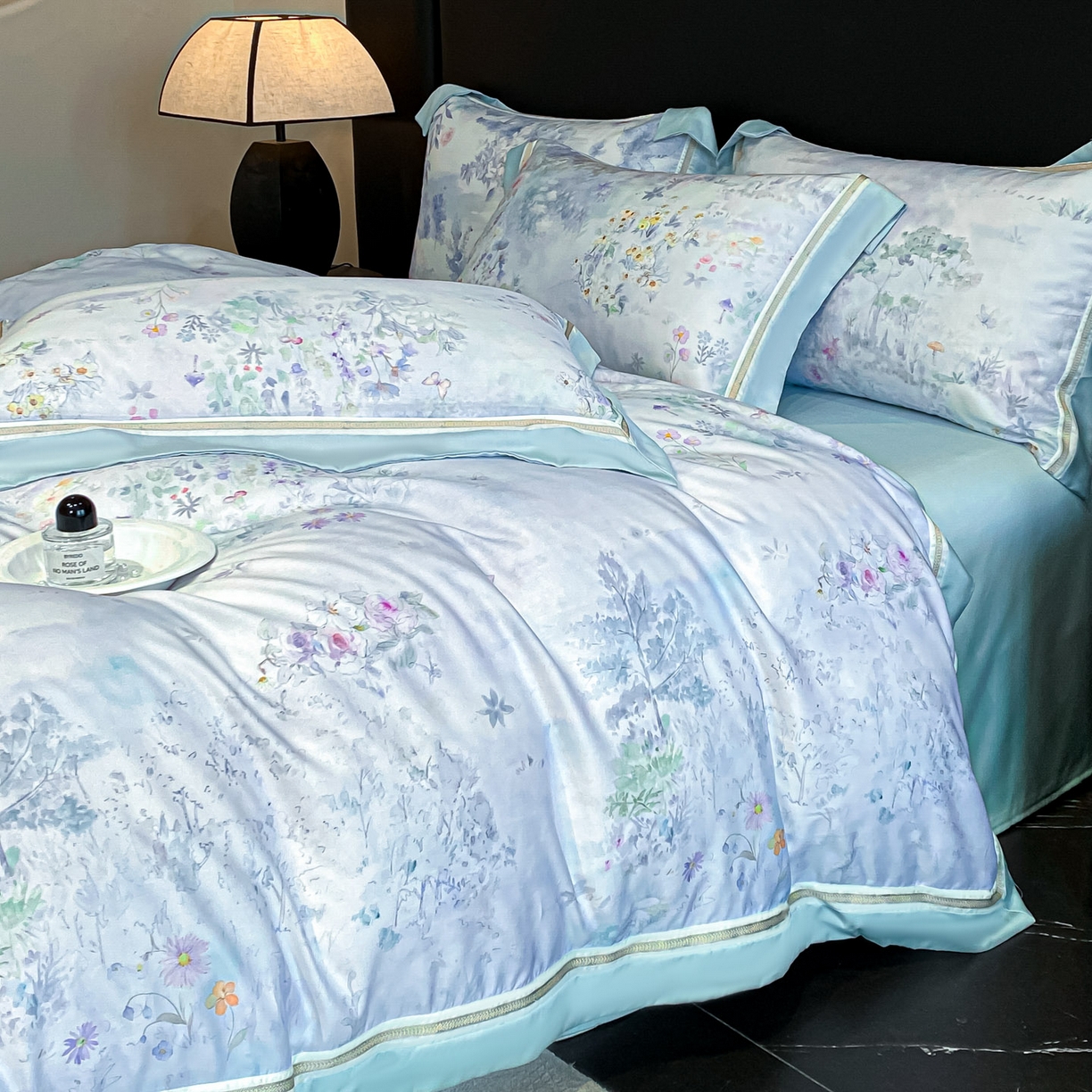 91家纺网 家纺一手货源 找家纺 博纳家纺 2026新款林间鹿语系列天丝四件套 蝶漫柔境-海岛蓝