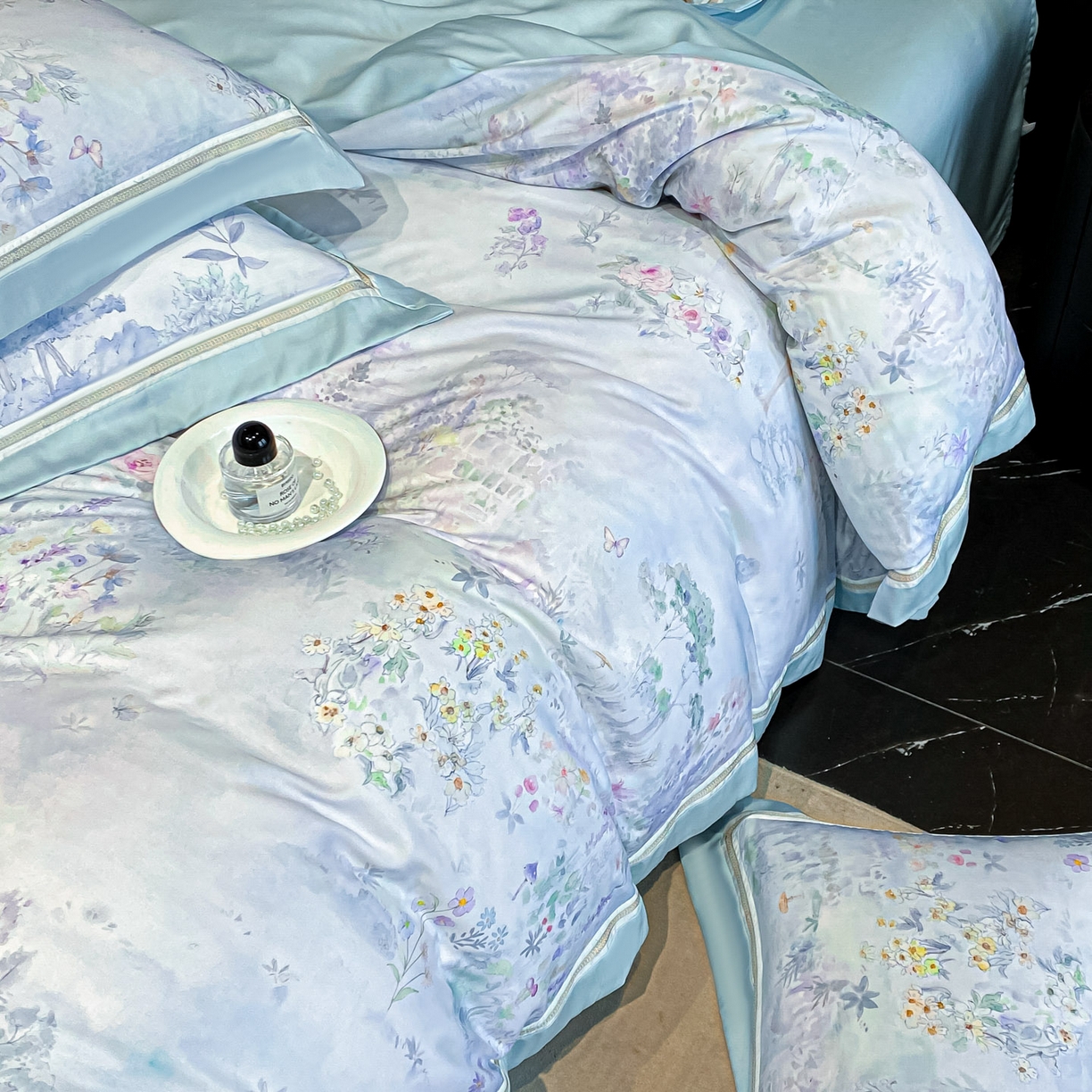 91家纺网 家纺一手货源 找家纺 博纳家纺 2026新款林间鹿语系列天丝四件套 蝶漫柔境-海岛蓝