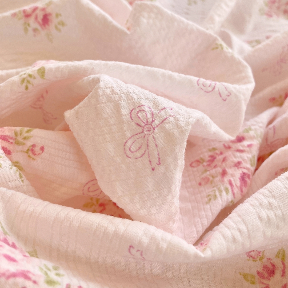 91家纺网 家纺一手货源 找家纺 爱橙家纺（原艾橙家纺） 2026春夏新款A类高品质110克超柔泡芙纱四件套 絮朵