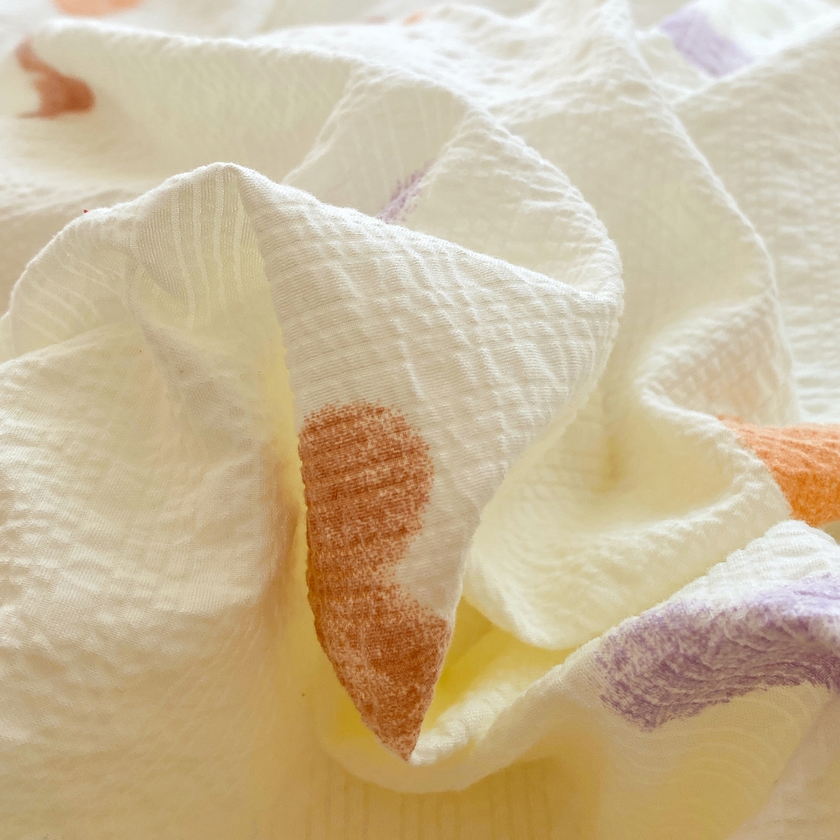 91家纺网 家纺一手货源 找家纺 爱橙家纺（原艾橙家纺） 2026春夏新款A类高品质110克超柔泡芙纱四件套 马卡龙爱心