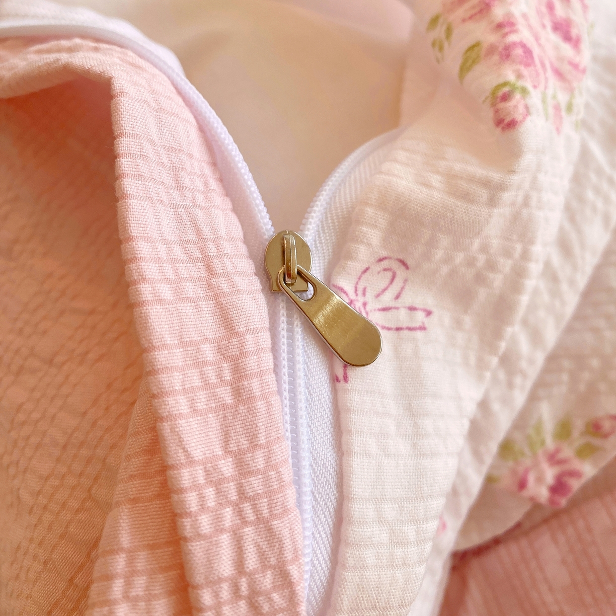 91家纺网 家纺一手货源 找家纺 爱橙家纺（原艾橙家纺） 2026春夏新款A类高品质110克超柔泡芙纱四件套 絮朵