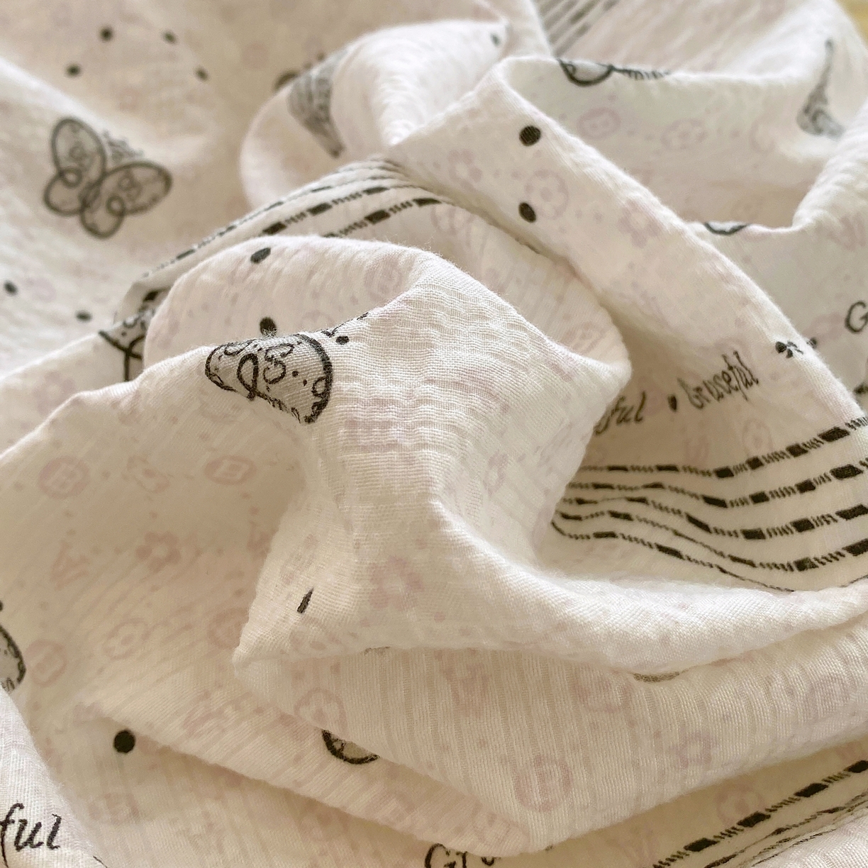 91家纺网 家纺一手货源 找家纺 爱橙家纺（原艾橙家纺） 2026春夏新款A类高品质110克超柔泡芙纱四件套 蝶语