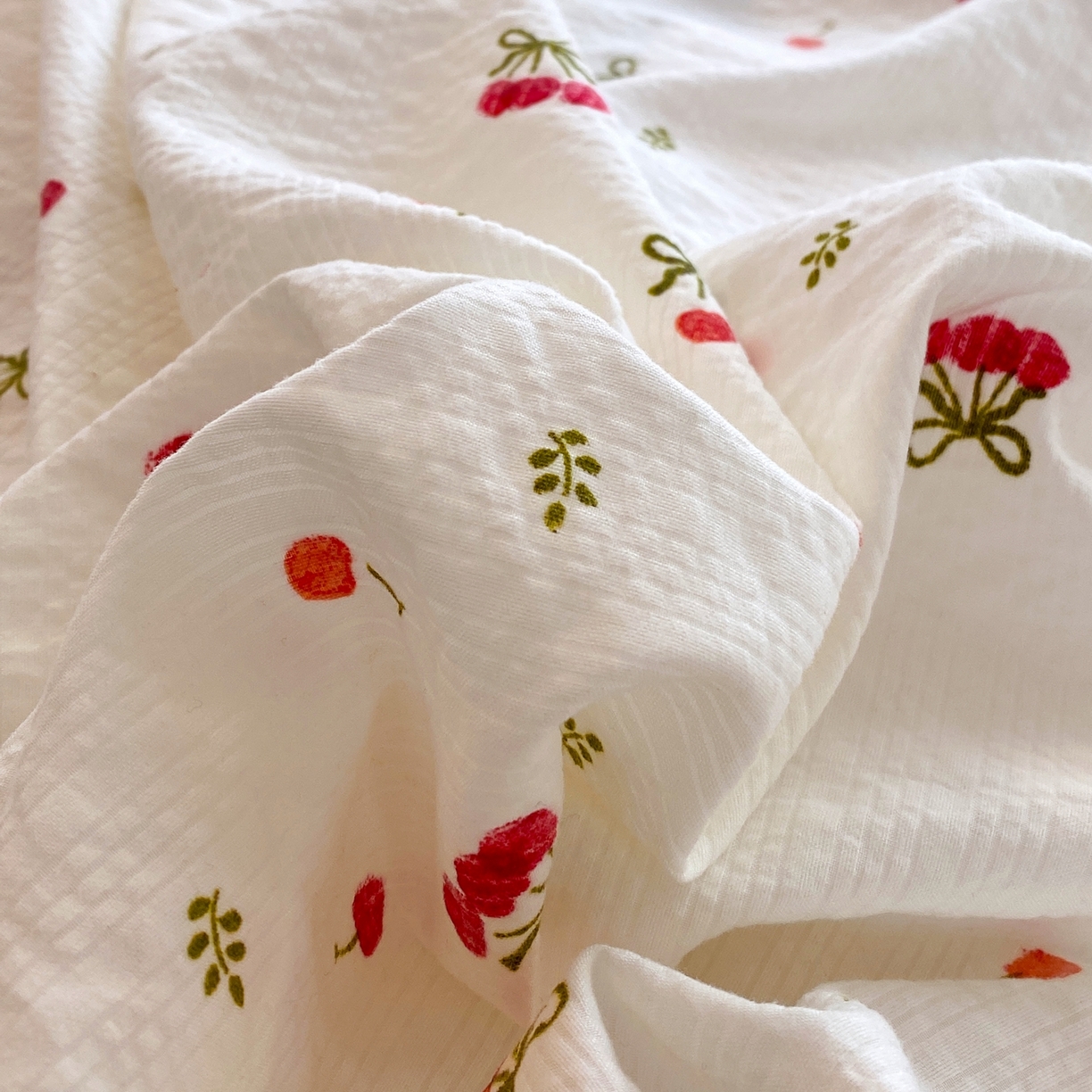 91家纺网 家纺一手货源 找家纺 爱橙家纺（原艾橙家纺） 2026春夏新款A类高品质110克超柔泡芙纱四件套 樱红絮语