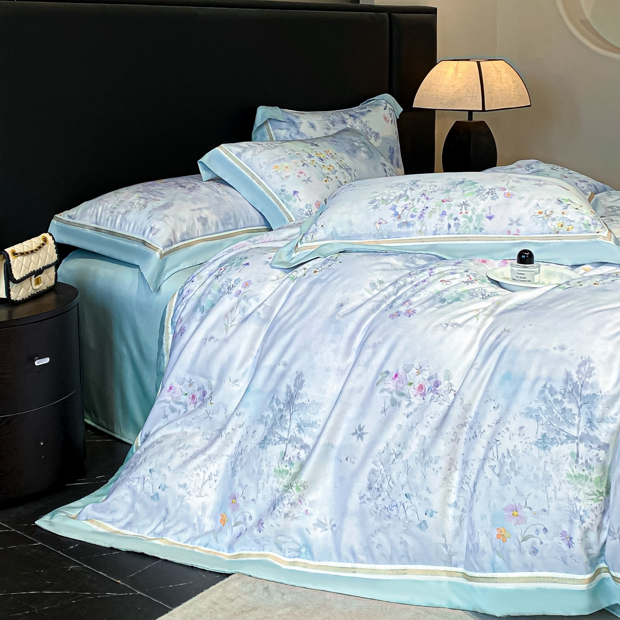 91家纺网 家纺一手货源 找家纺 博纳家纺 2026新款林间鹿语系列天丝四件套 蝶漫柔境-海岛蓝