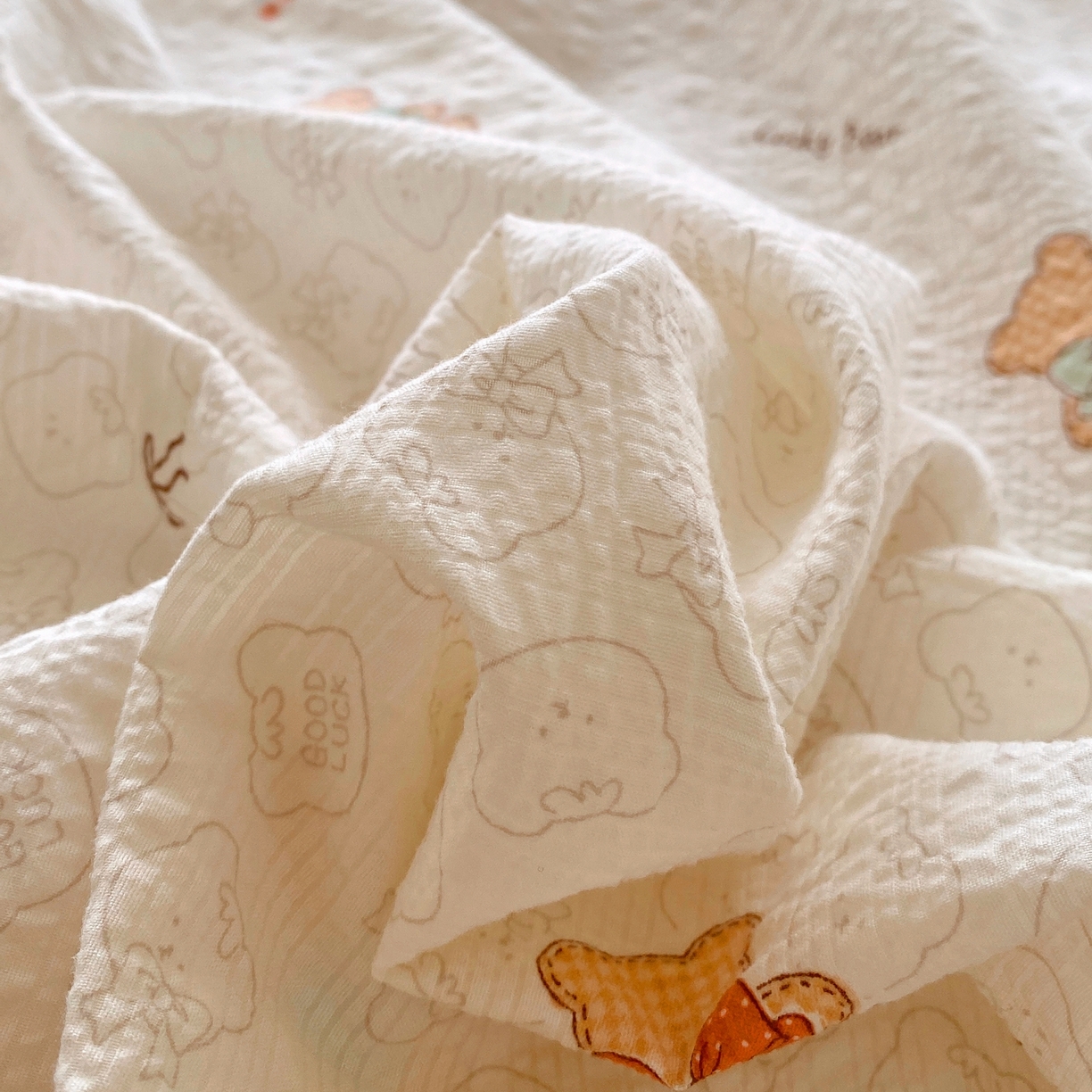 91家纺网 家纺一手货源 找家纺 爱橙家纺（原艾橙家纺） 2026春夏新款A类高品质110克超柔泡芙纱四件套 云朵熊