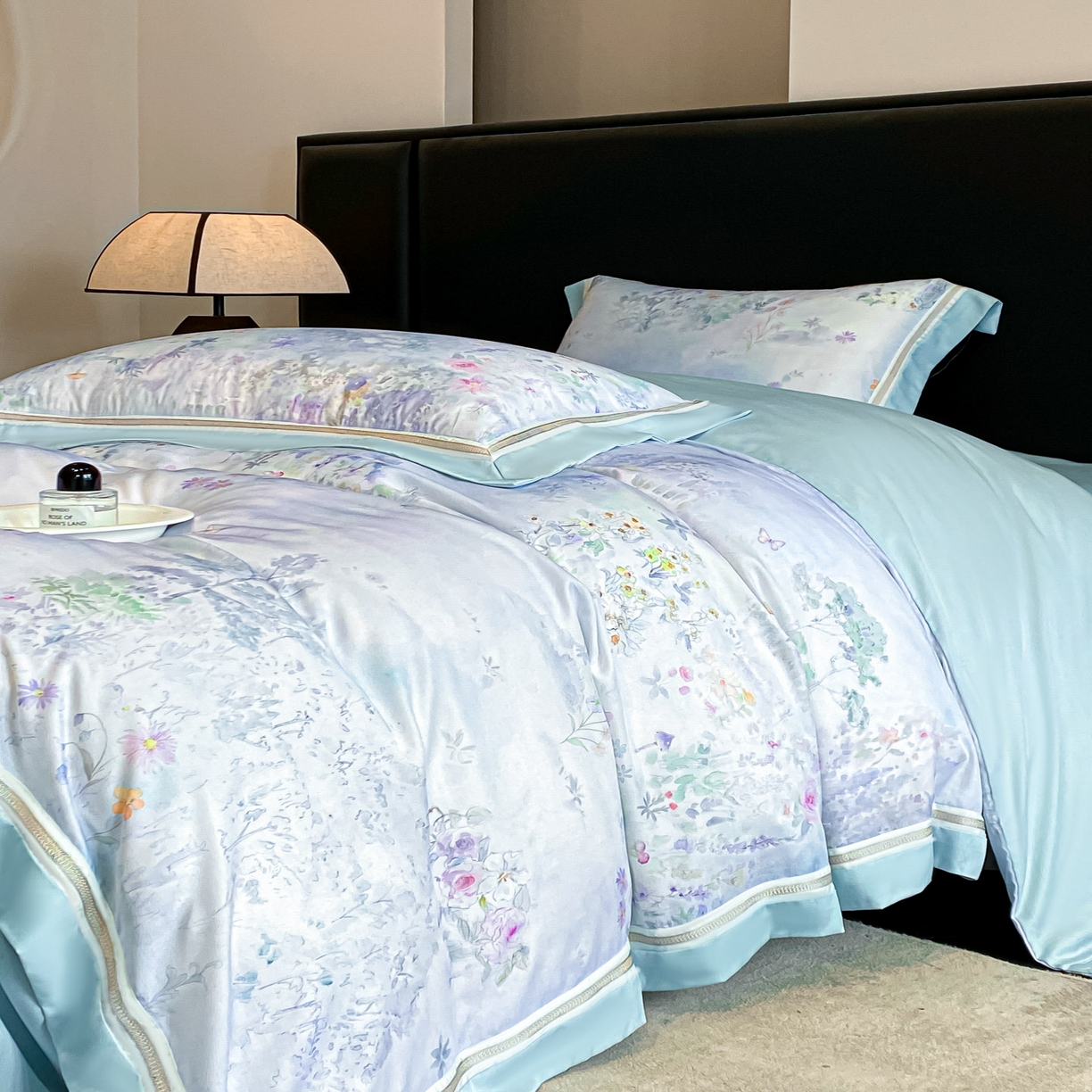 91家纺网 家纺一手货源 找家纺 博纳家纺 2026新款林间鹿语系列天丝四件套 蝶漫柔境-海岛蓝