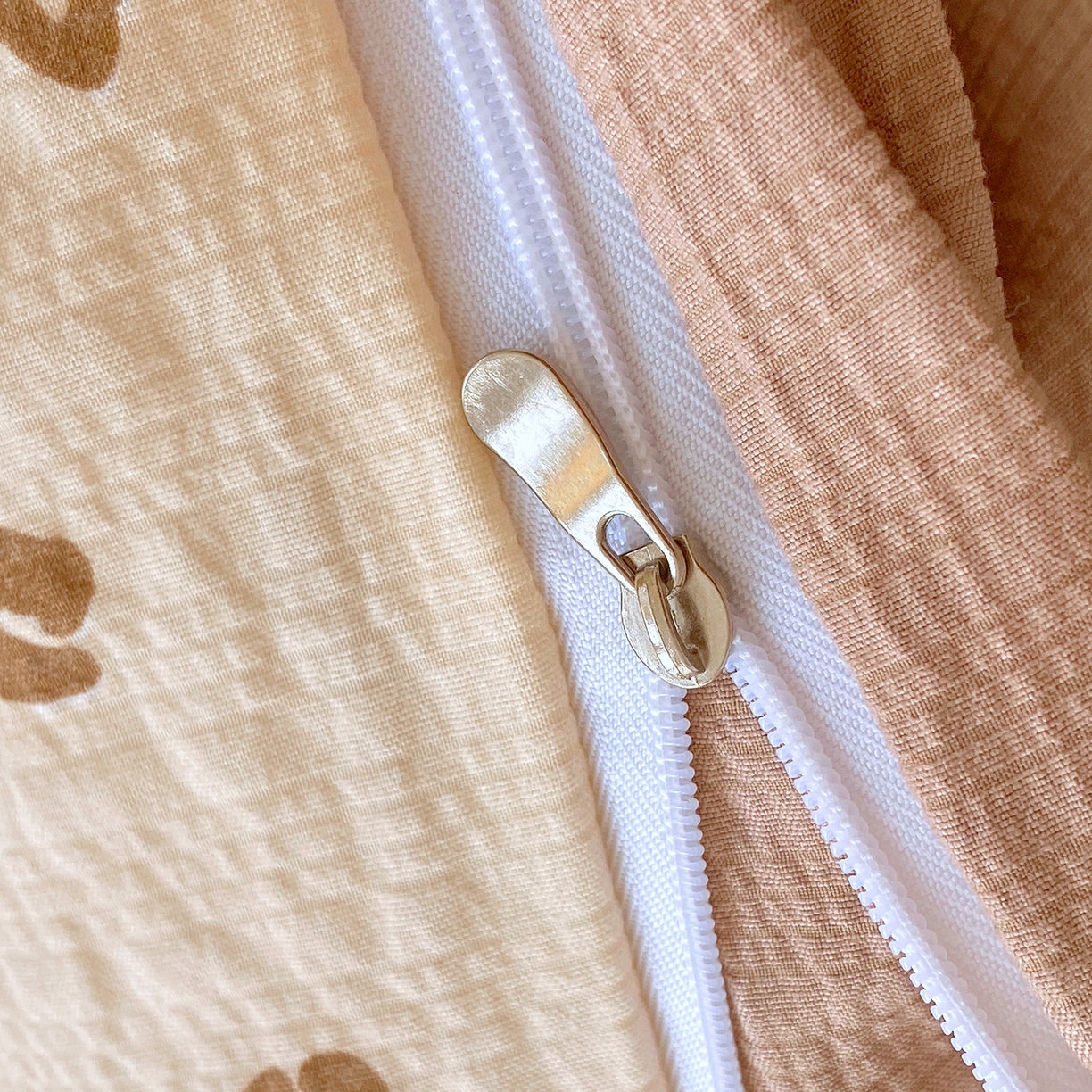 91家纺网 家纺一手货源 找家纺 爱橙家纺（原艾橙家纺） 2026春夏新款A类高品质110克超柔泡芙纱四件套 豹纹甜心