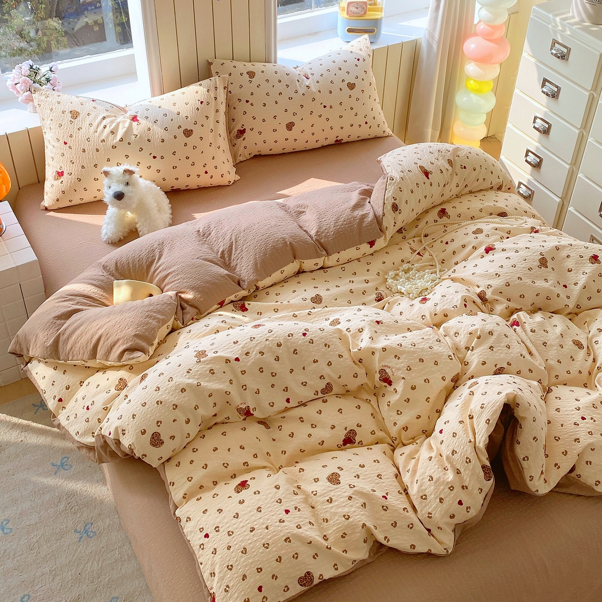 91家纺网 家纺一手货源 找家纺 爱橙家纺（原艾橙家纺） 2026春夏新款A类高品质110克超柔泡芙纱四件套 豹纹甜心