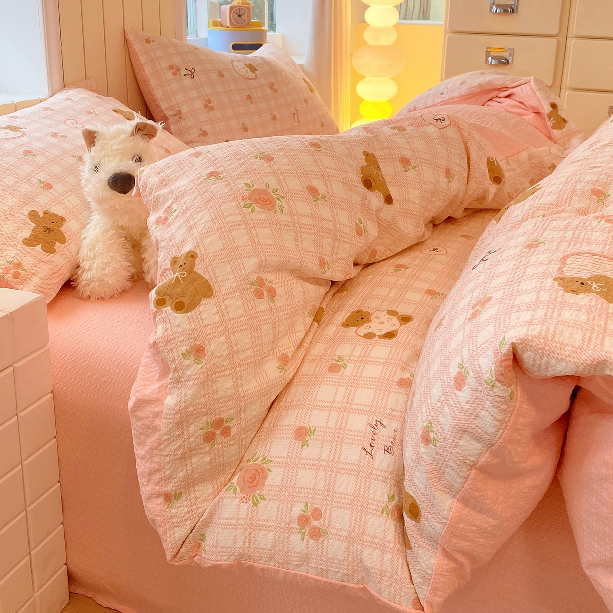 91家纺网 家纺一手货源 找家纺 爱橙家纺（原艾橙家纺） 2026春夏新款A类高品质110克超柔泡芙纱四件套 玫瑰小熊
