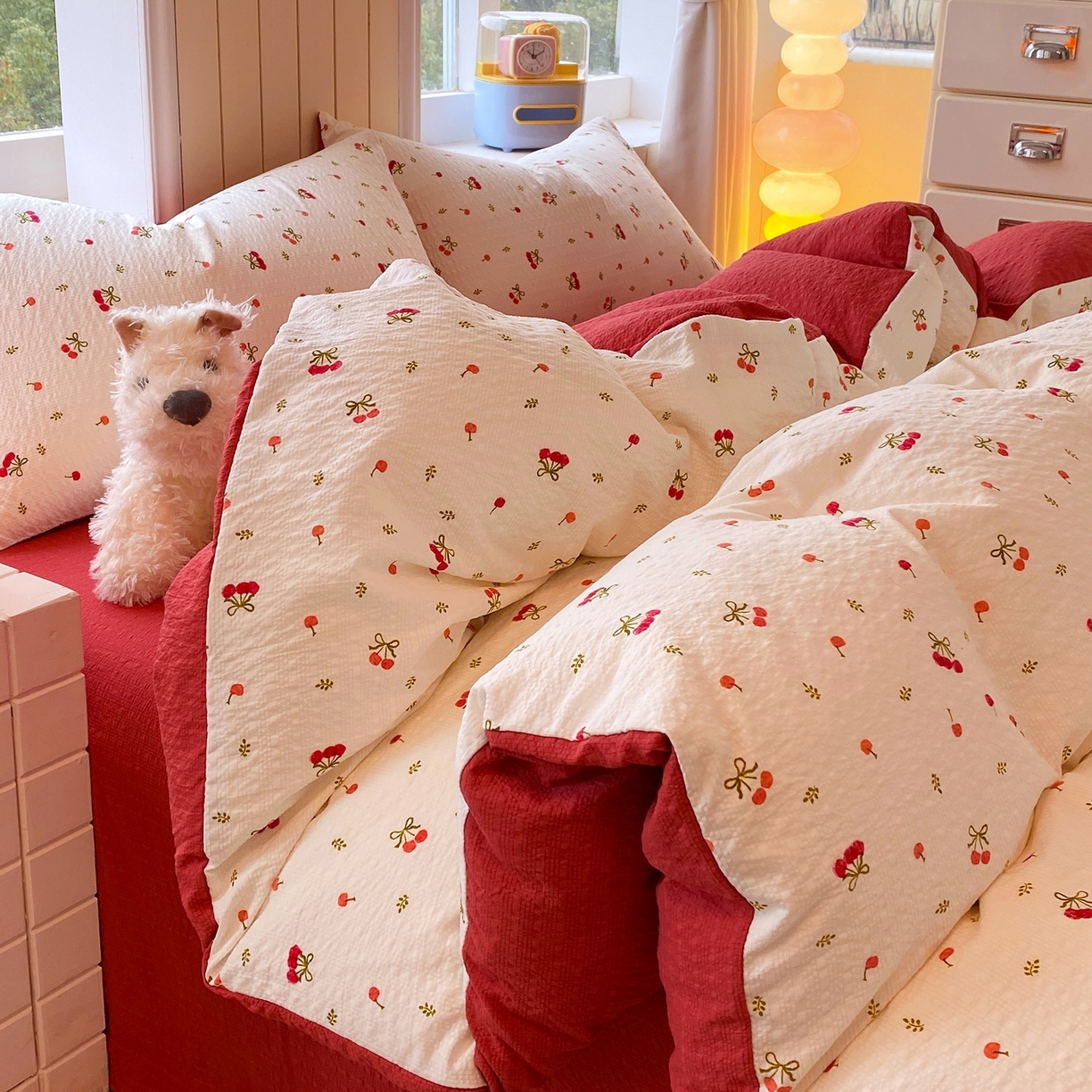 91家纺网 家纺一手货源 找家纺 爱橙家纺（原艾橙家纺） 2026春夏新款A类高品质110克超柔泡芙纱四件套 樱红絮语