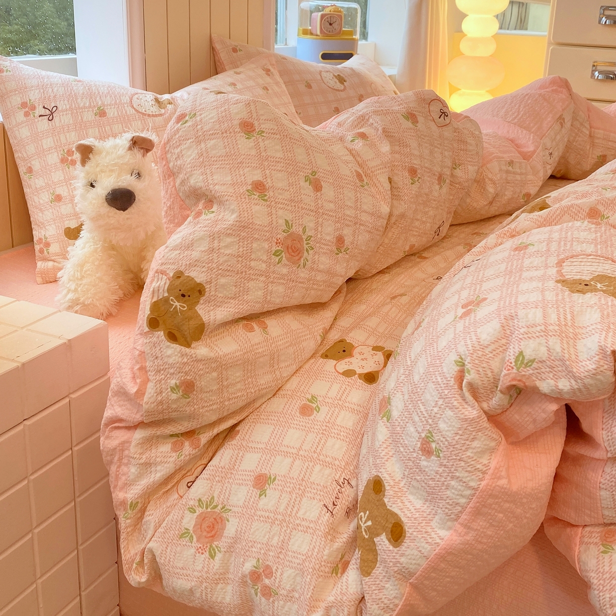 91家纺网 家纺一手货源 找家纺 爱橙家纺（原艾橙家纺） 2026春夏新款A类高品质110克超柔泡芙纱四件套 玫瑰小熊
