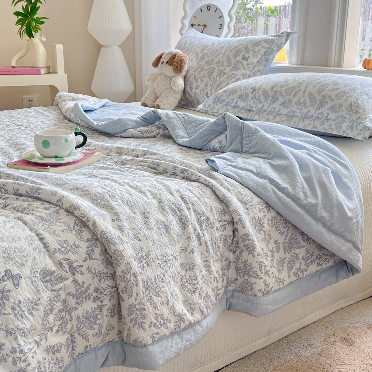 91家纺网 家纺一手货源 找家纺 优承佳生活馆 2026新款云感双层纱卡通小清新风格棉花夏被（提供买家秀） 丛间蝶舞