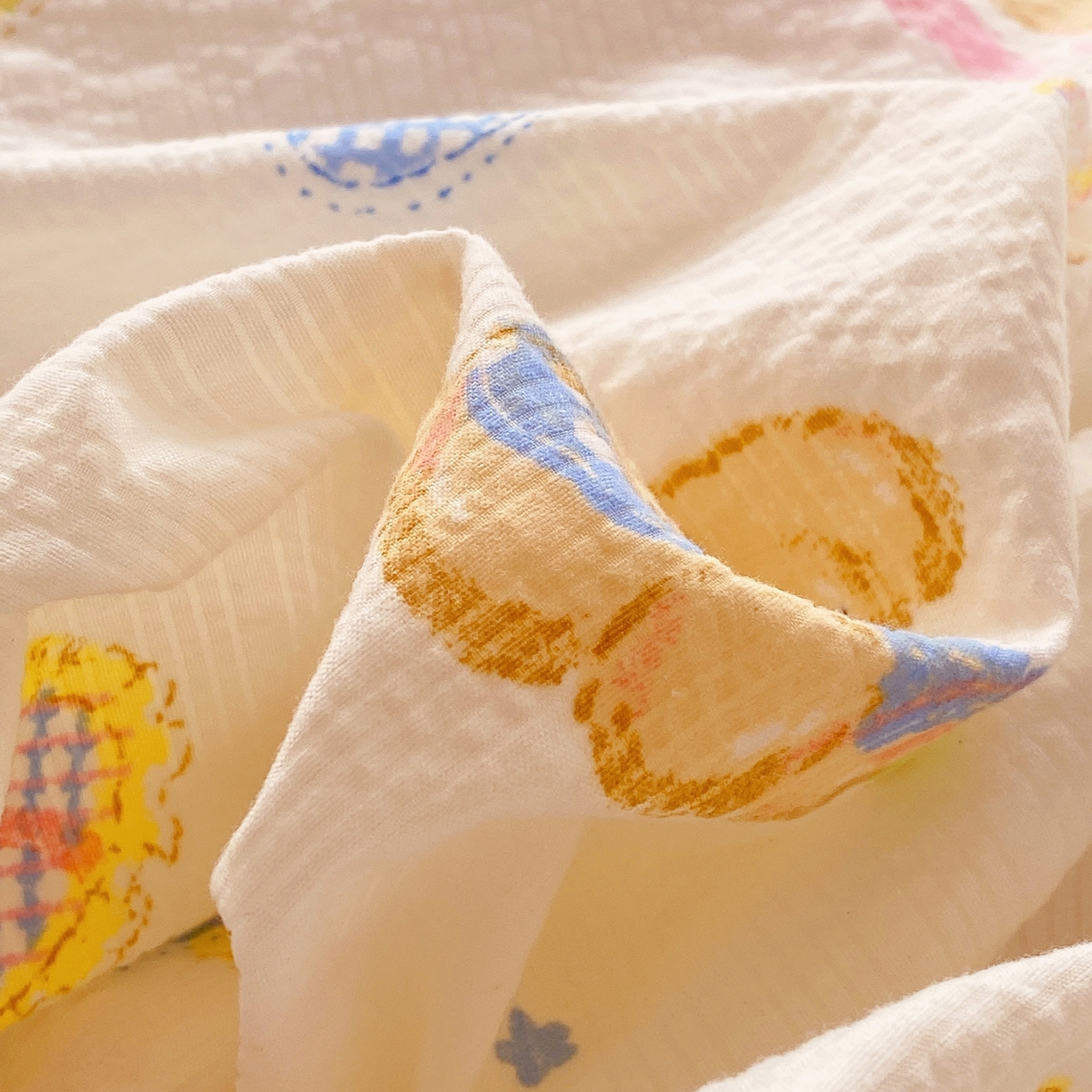 91家纺网 家纺一手货源 找家纺 爱橙家纺（原艾橙家纺） 2026春夏新款A类高品质110克超柔泡芙纱四件套 萝莉小狗