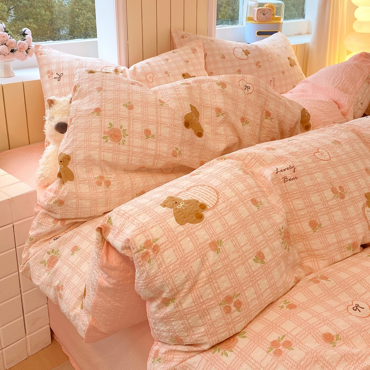 91家纺网 家纺一手货源 找家纺 爱橙家纺（原艾橙家纺） 2026春夏新款A类高品质110克超柔泡芙纱四件套 玫瑰小熊