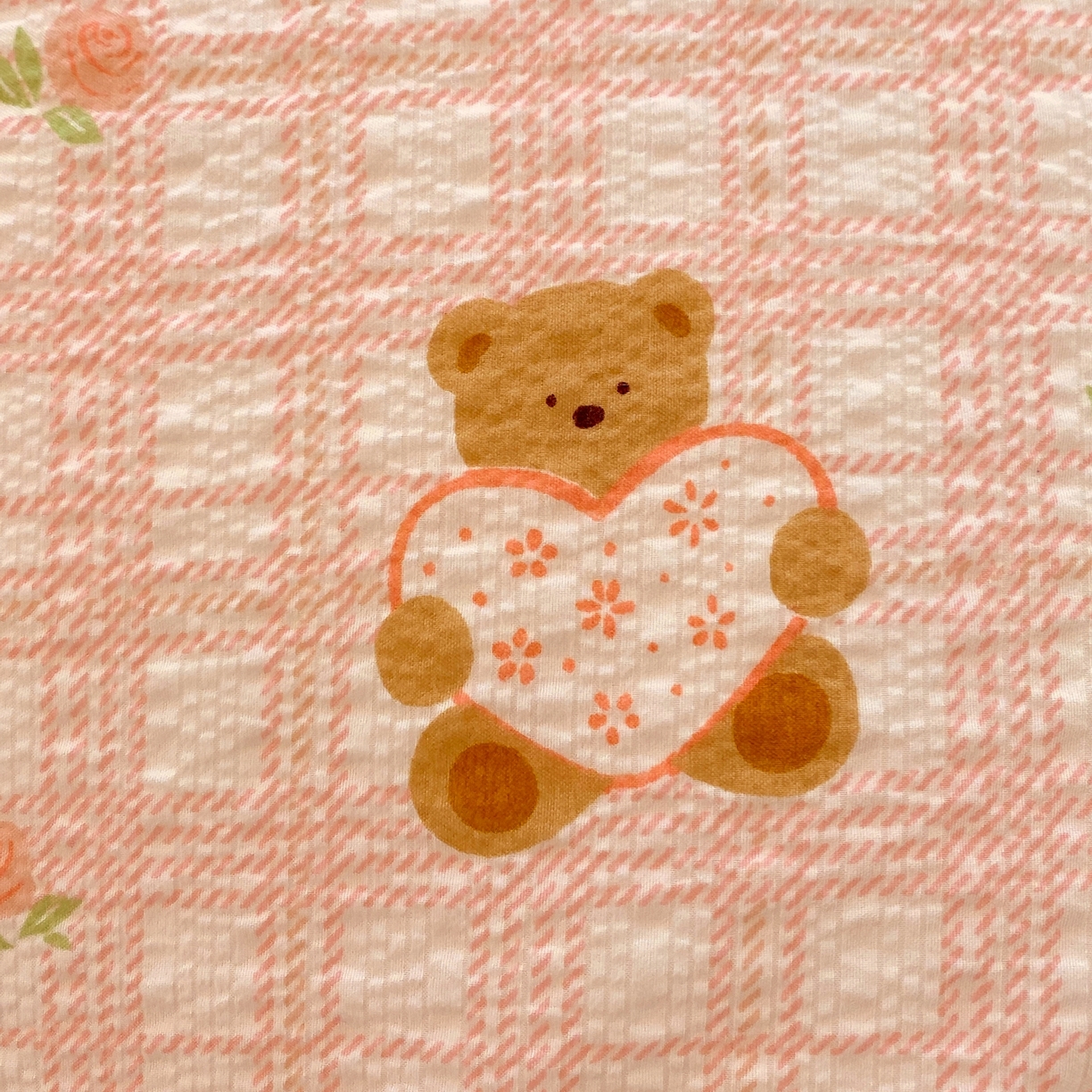 91家纺网 家纺一手货源 找家纺 爱橙家纺（原艾橙家纺） 2026春夏新款A类高品质110克超柔泡芙纱四件套 玫瑰小熊