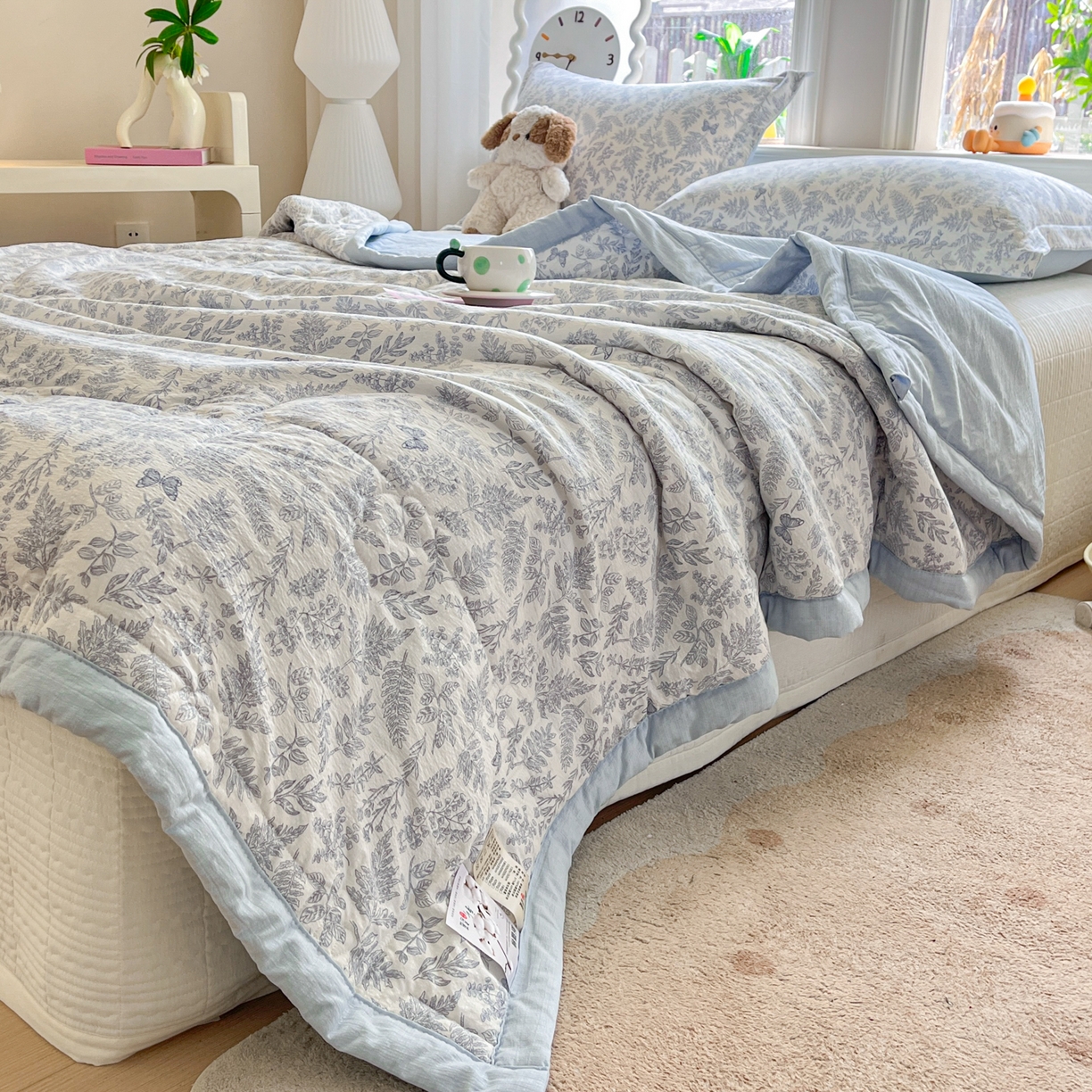 91家纺网 家纺一手货源 找家纺 优承佳生活馆 2026新款云感双层纱卡通小清新风格棉花夏被（提供买家秀） 丛间蝶舞