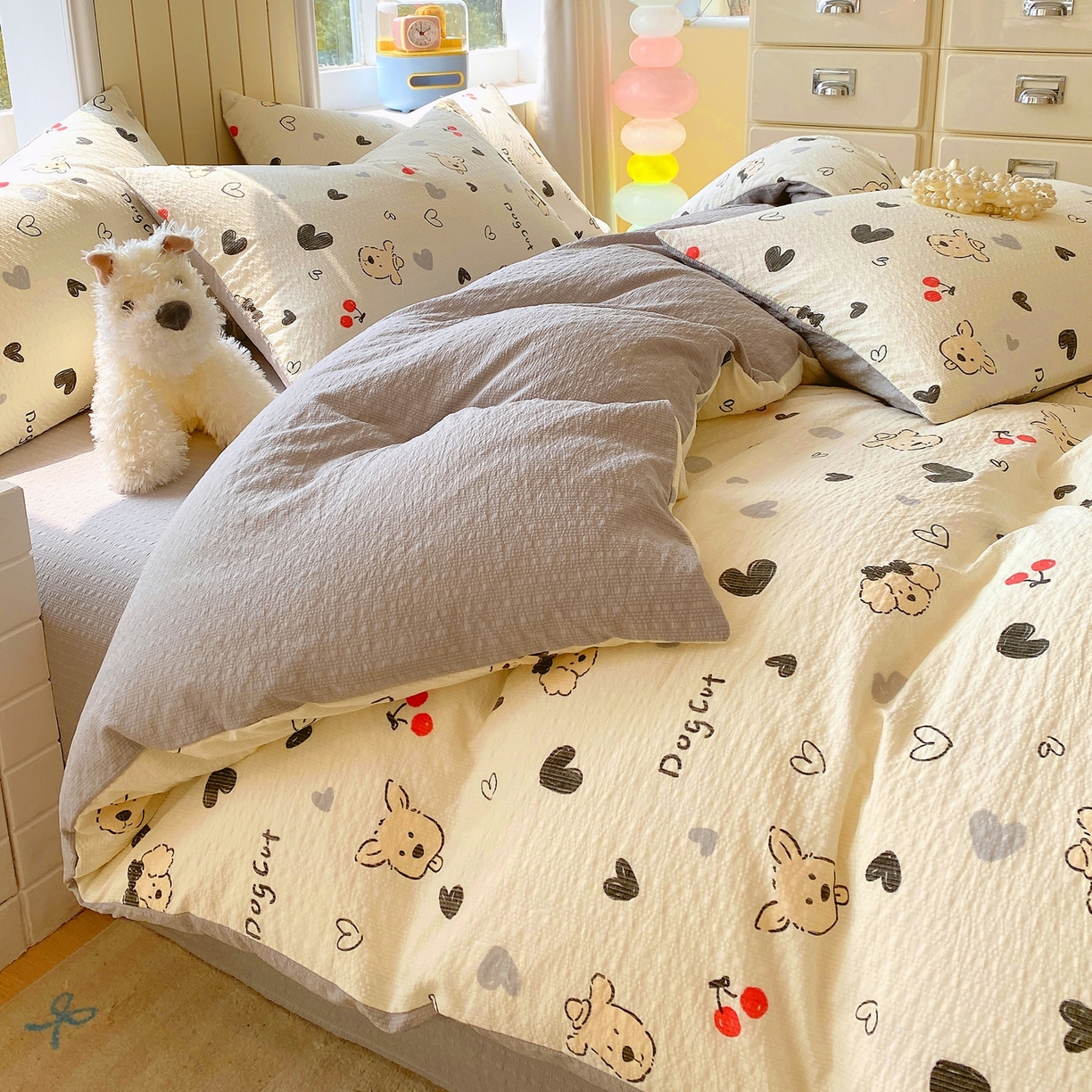 91家纺网 家纺一手货源 找家纺 爱橙家纺（原艾橙家纺） 2026春夏新款A类高品质110克超柔泡芙纱四件套 线条小狗