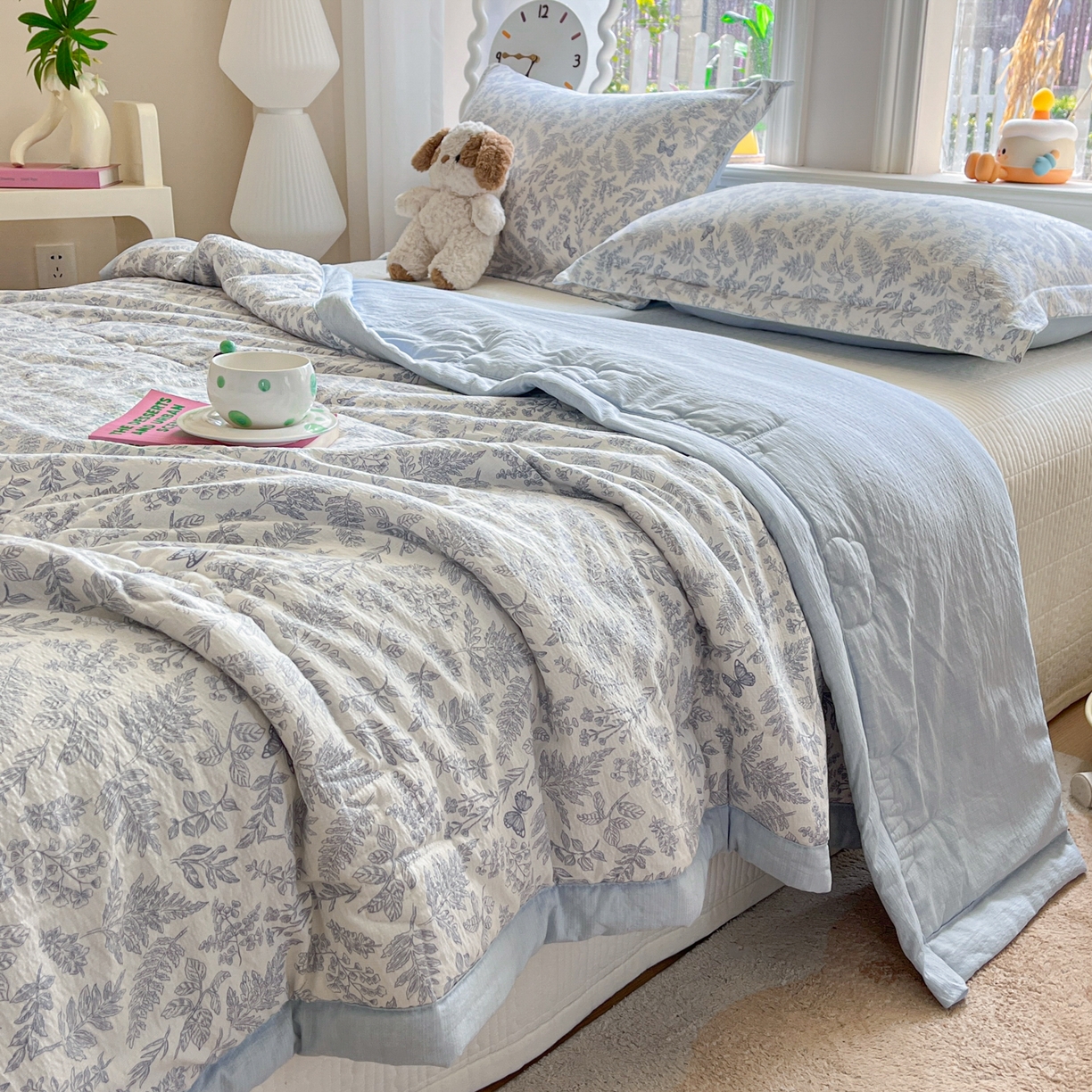 91家纺网 家纺一手货源 找家纺 优承佳生活馆 2026新款云感双层纱卡通小清新风格棉花夏被（提供买家秀） 丛间蝶舞