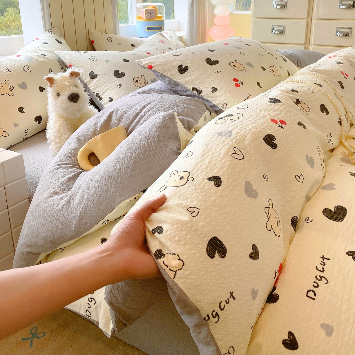 91家纺网 家纺一手货源 找家纺 爱橙家纺（原艾橙家纺） 2026春夏新款A类高品质110克超柔泡芙纱四件套 线条小狗