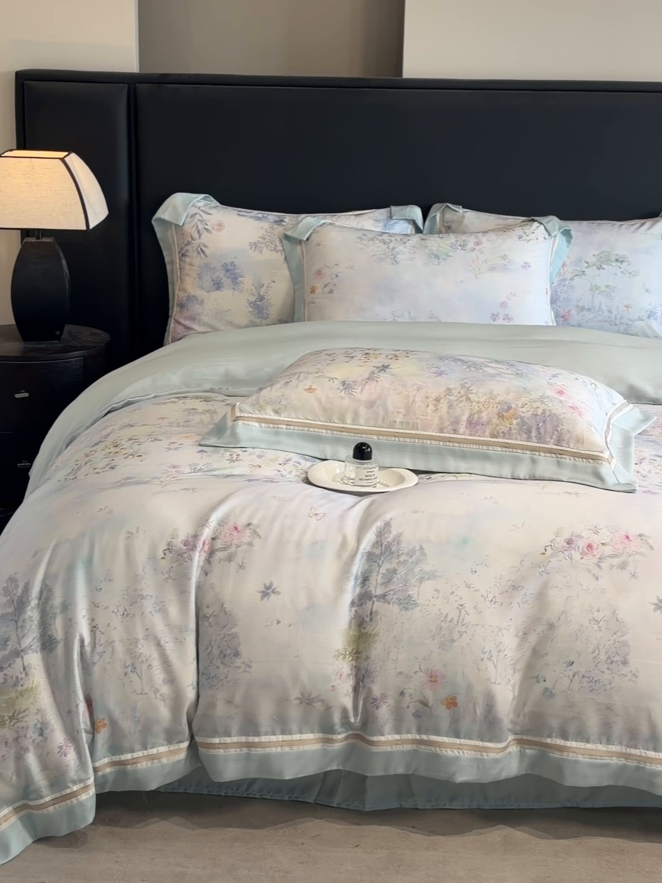 91家纺网 家纺一手货源 找家纺 博纳家纺 2026新款林间鹿语系列天丝四件套 蝶漫柔境-海岛蓝