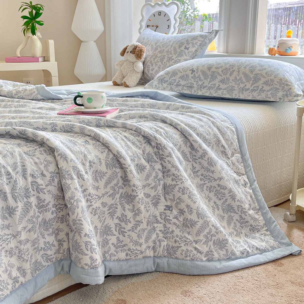 91家纺网 家纺一手货源 找家纺 优承佳生活馆 2026新款云感双层纱卡通小清新风格棉花夏被（提供买家秀） 丛间蝶舞