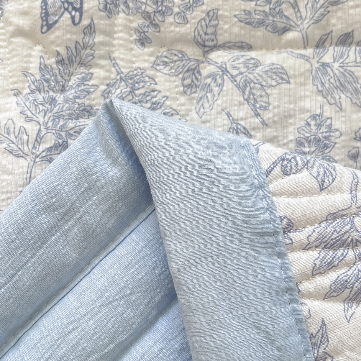 91家纺网 家纺一手货源 找家纺 优承佳生活馆 2026新款云感双层纱卡通小清新风格棉花夏被（提供买家秀） 丛间蝶舞