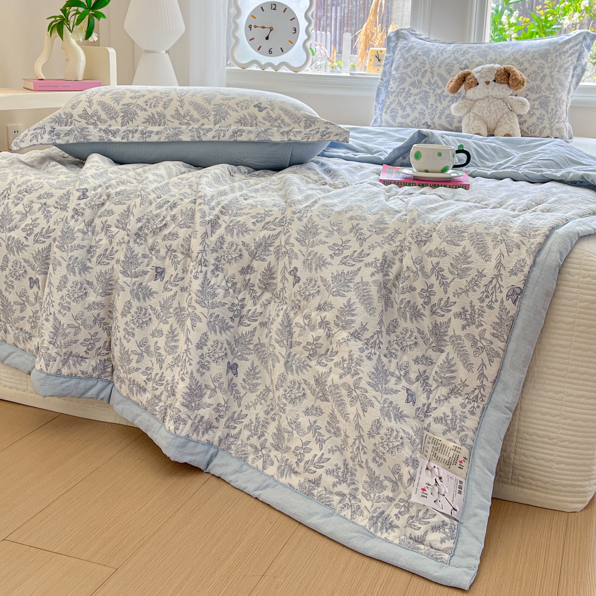 91家纺网 家纺一手货源 找家纺 优承佳生活馆 2026新款云感双层纱卡通小清新风格棉花夏被（提供买家秀） 丛间蝶舞