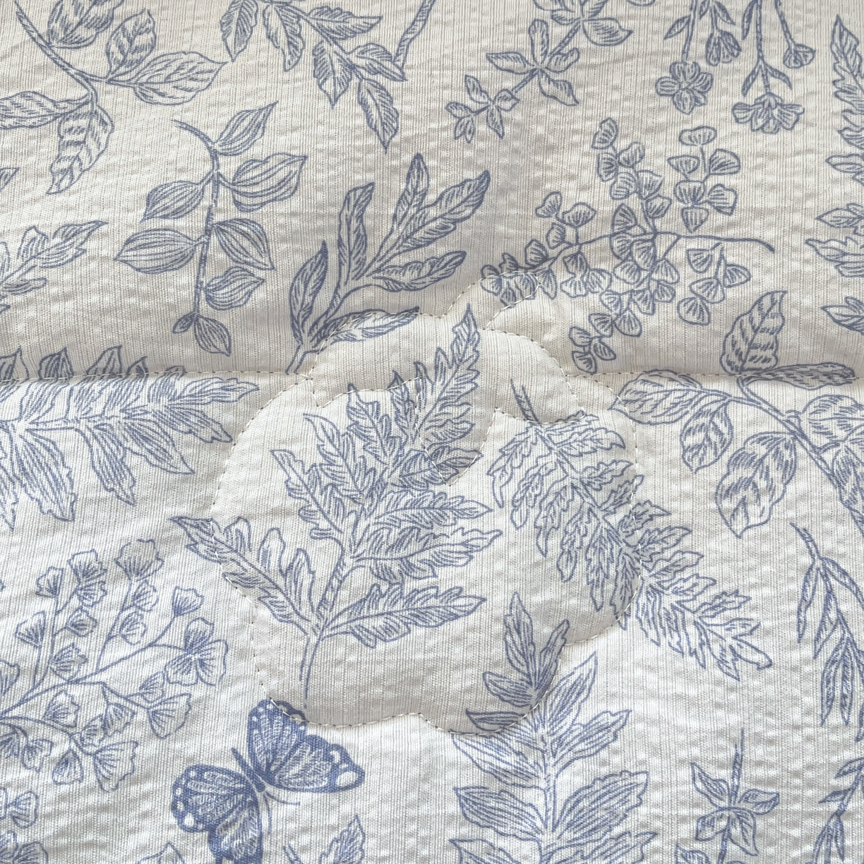 91家纺网 家纺一手货源 找家纺 优承佳生活馆 2026新款云感双层纱卡通小清新风格棉花夏被（提供买家秀） 丛间蝶舞