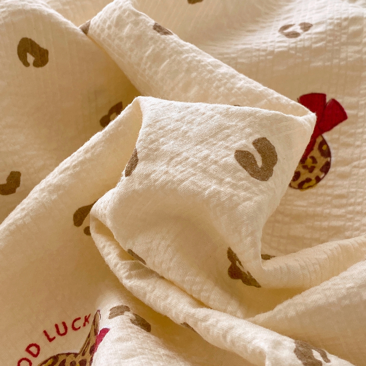 91家纺网 家纺一手货源 找家纺 爱橙家纺（原艾橙家纺） 2026春夏新款A类高品质110克超柔泡芙纱四件套 豹纹甜心