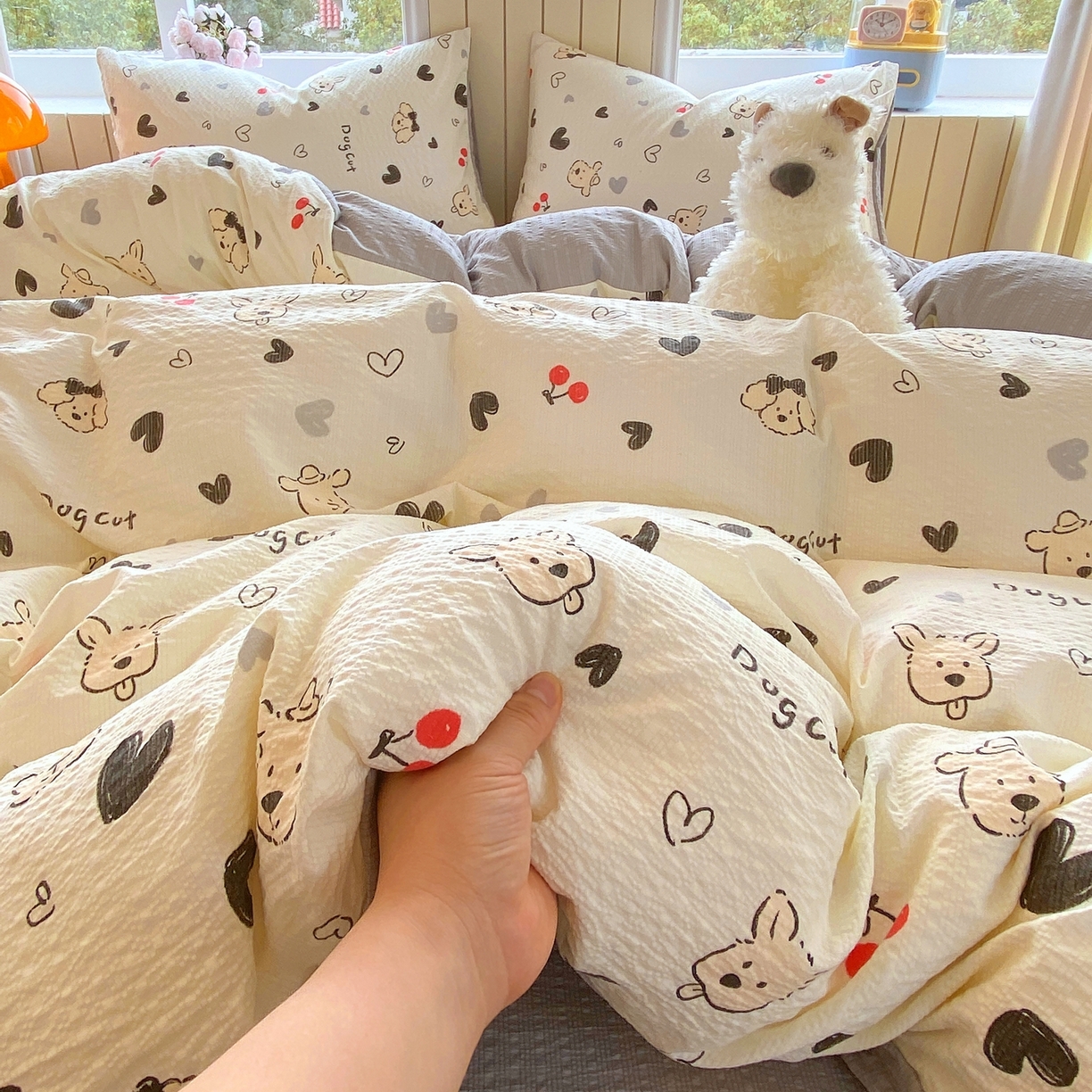 91家纺网 家纺一手货源 找家纺 爱橙家纺（原艾橙家纺） 2026春夏新款A类高品质110克超柔泡芙纱四件套 线条小狗