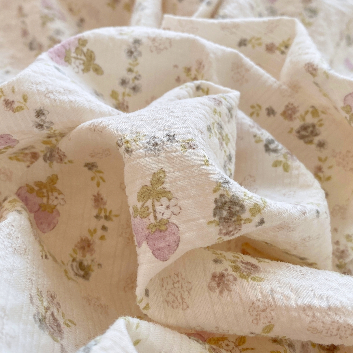 91家纺网 家纺一手货源 找家纺 爱橙家纺（原艾橙家纺） 2026春夏新款A类高品质110克超柔泡芙纱四件套 素雅柔情