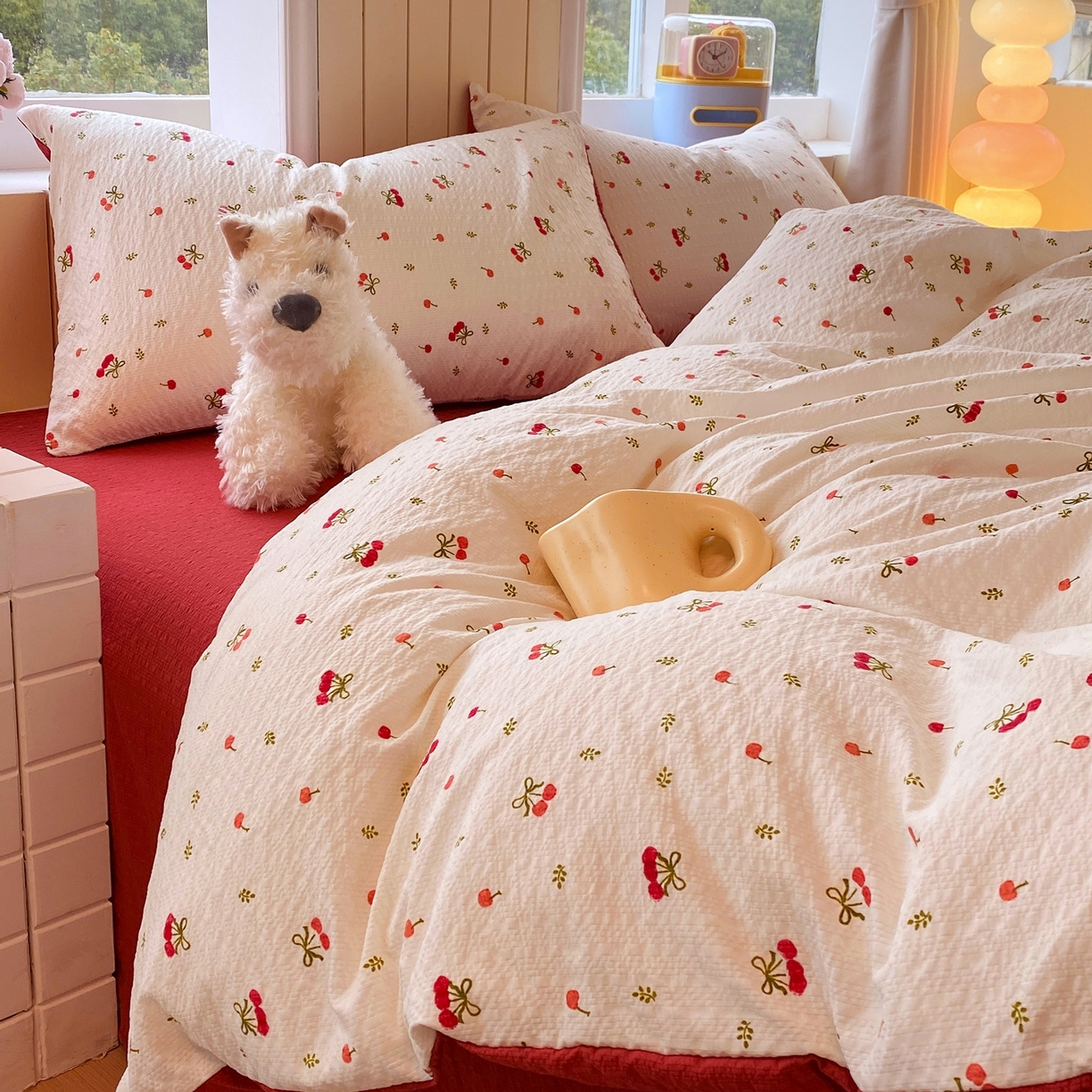 91家纺网 家纺一手货源 找家纺 爱橙家纺（原艾橙家纺） 2026春夏新款A类高品质110克超柔泡芙纱四件套 樱红絮语