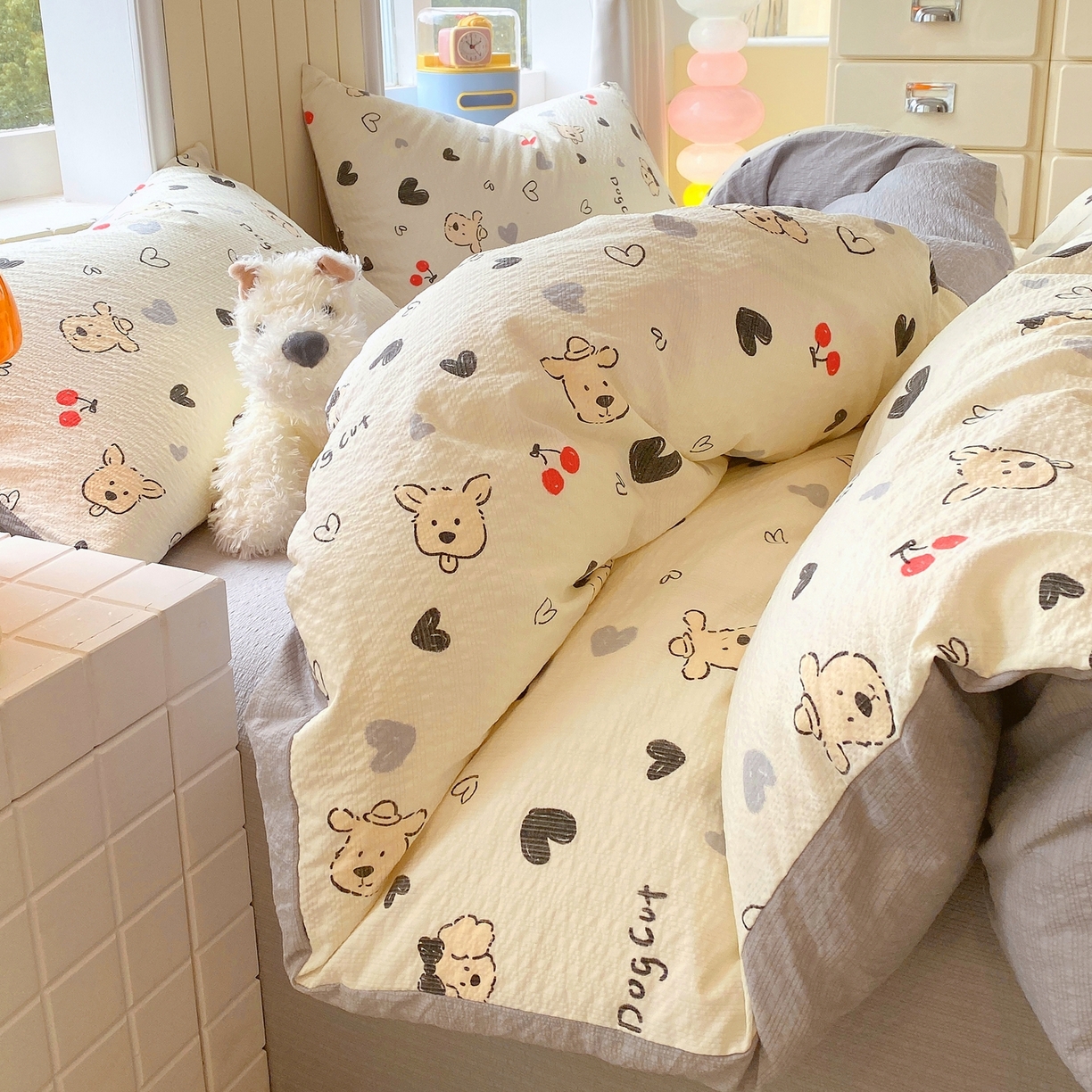 91家纺网 家纺一手货源 找家纺 爱橙家纺（原艾橙家纺） 2026春夏新款A类高品质110克超柔泡芙纱四件套 线条小狗