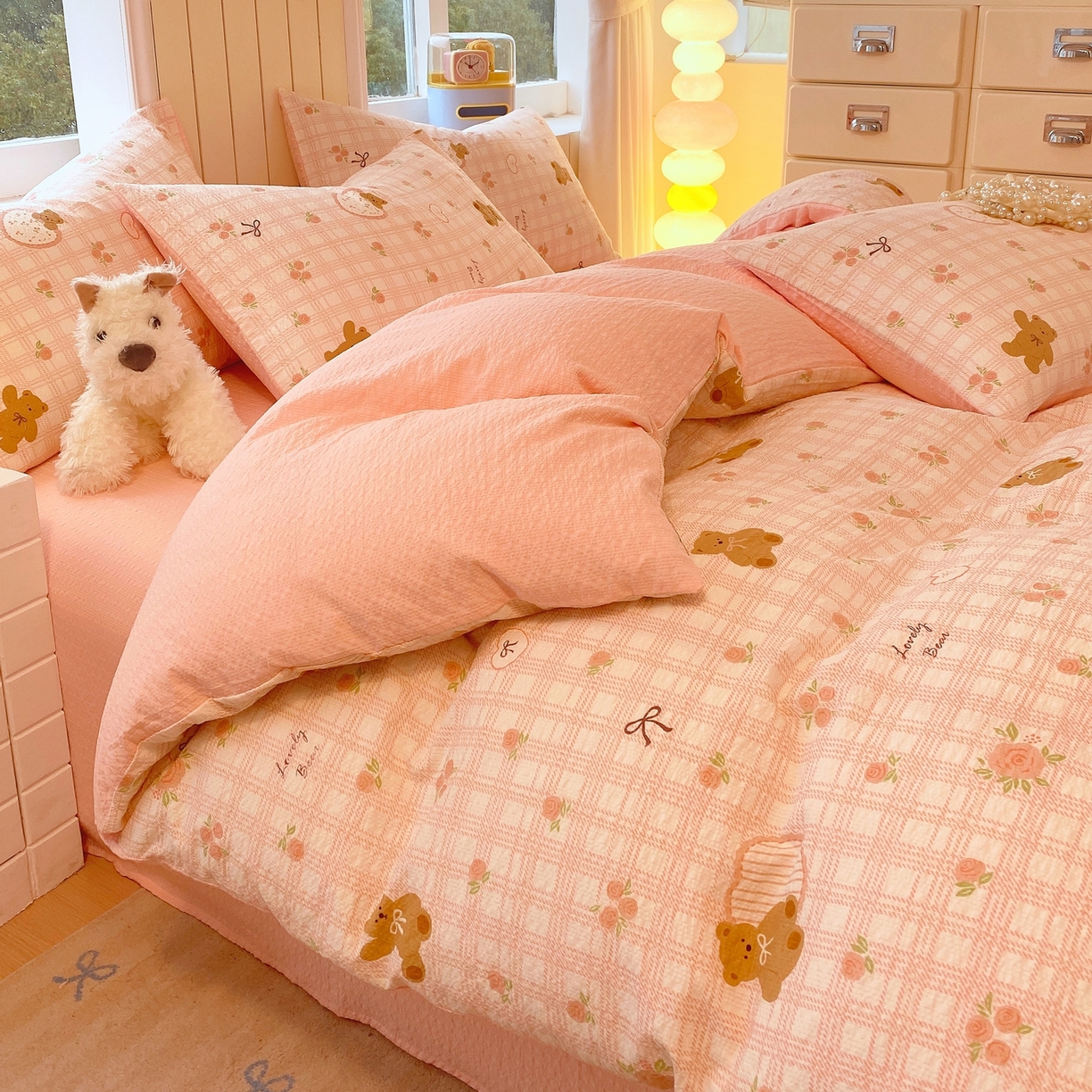 91家纺网 家纺一手货源 找家纺 爱橙家纺（原艾橙家纺） 2026春夏新款A类高品质110克超柔泡芙纱四件套 玫瑰小熊