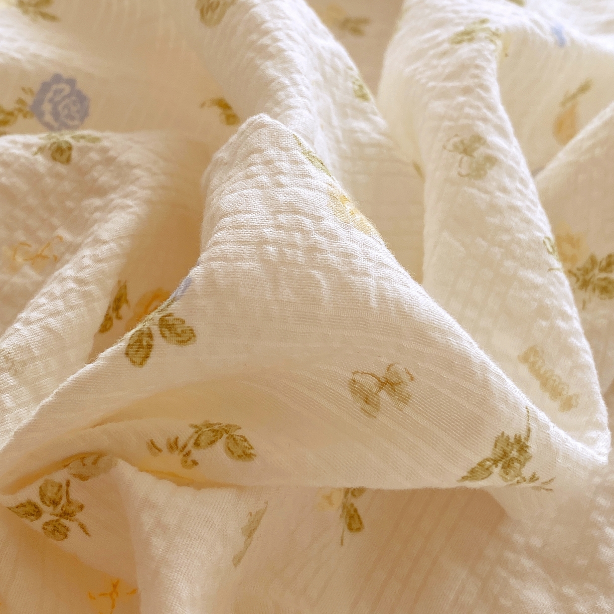 91家纺网 家纺一手货源 找家纺 爱橙家纺（原艾橙家纺） 2026春夏新款A类高品质110克超柔泡芙纱四件套 素锦织花