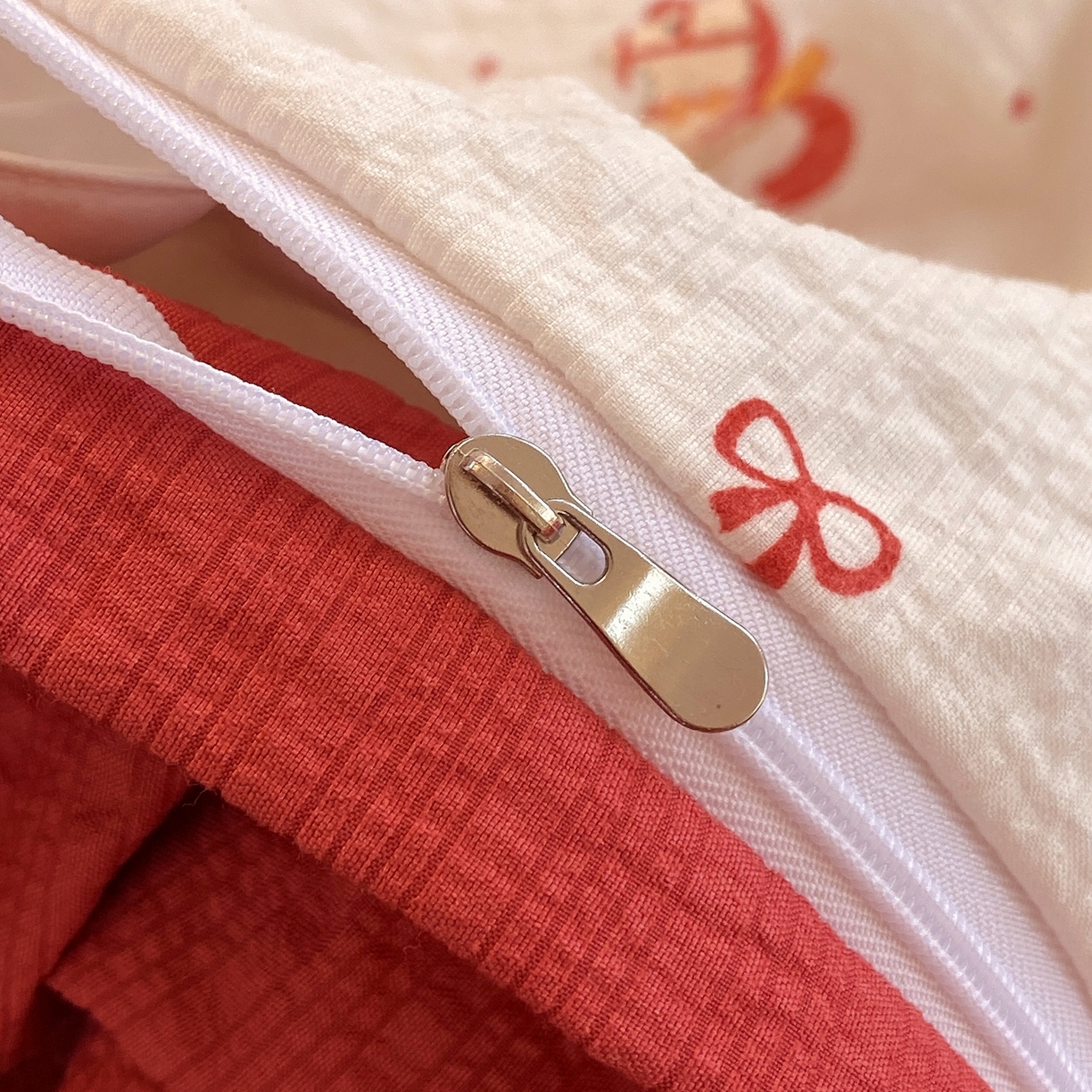 91家纺网 家纺一手货源 找家纺 爱橙家纺（原艾橙家纺） 2026春夏新款A类高品质110克超柔泡芙纱四件套 马上有钱