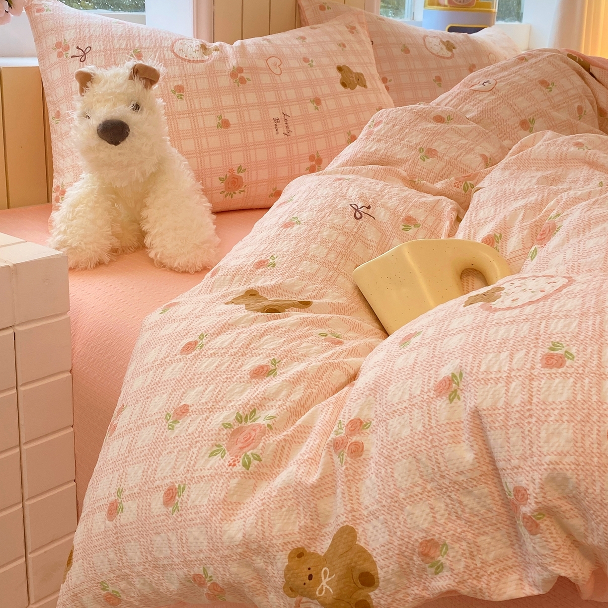 91家纺网 家纺一手货源 找家纺 爱橙家纺（原艾橙家纺） 2026春夏新款A类高品质110克超柔泡芙纱四件套 玫瑰小熊
