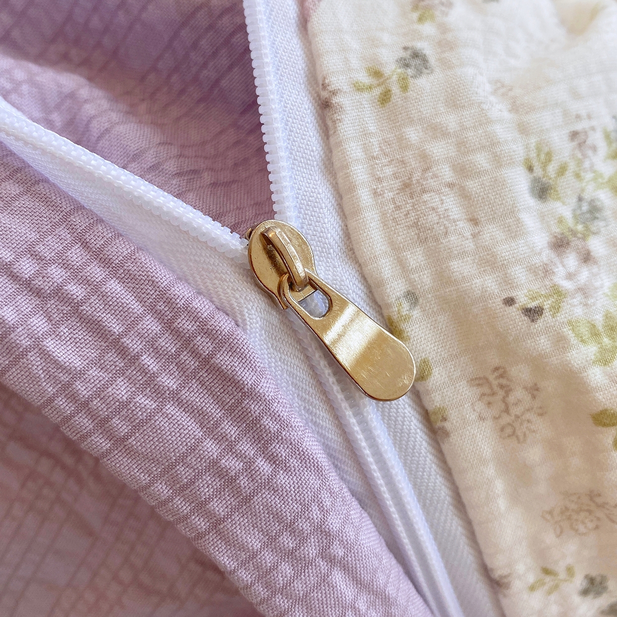 91家纺网 家纺一手货源 找家纺 爱橙家纺（原艾橙家纺） 2026春夏新款A类高品质110克超柔泡芙纱四件套 素雅柔情