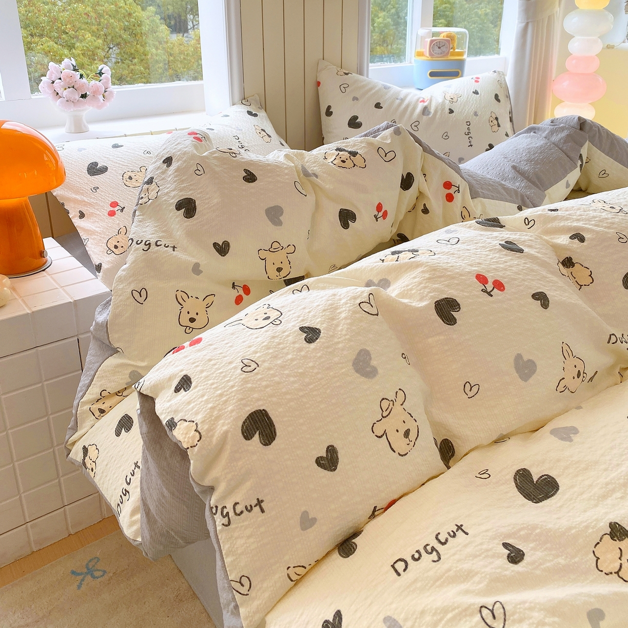 91家纺网 家纺一手货源 找家纺 爱橙家纺（原艾橙家纺） 2026春夏新款A类高品质110克超柔泡芙纱四件套 线条小狗