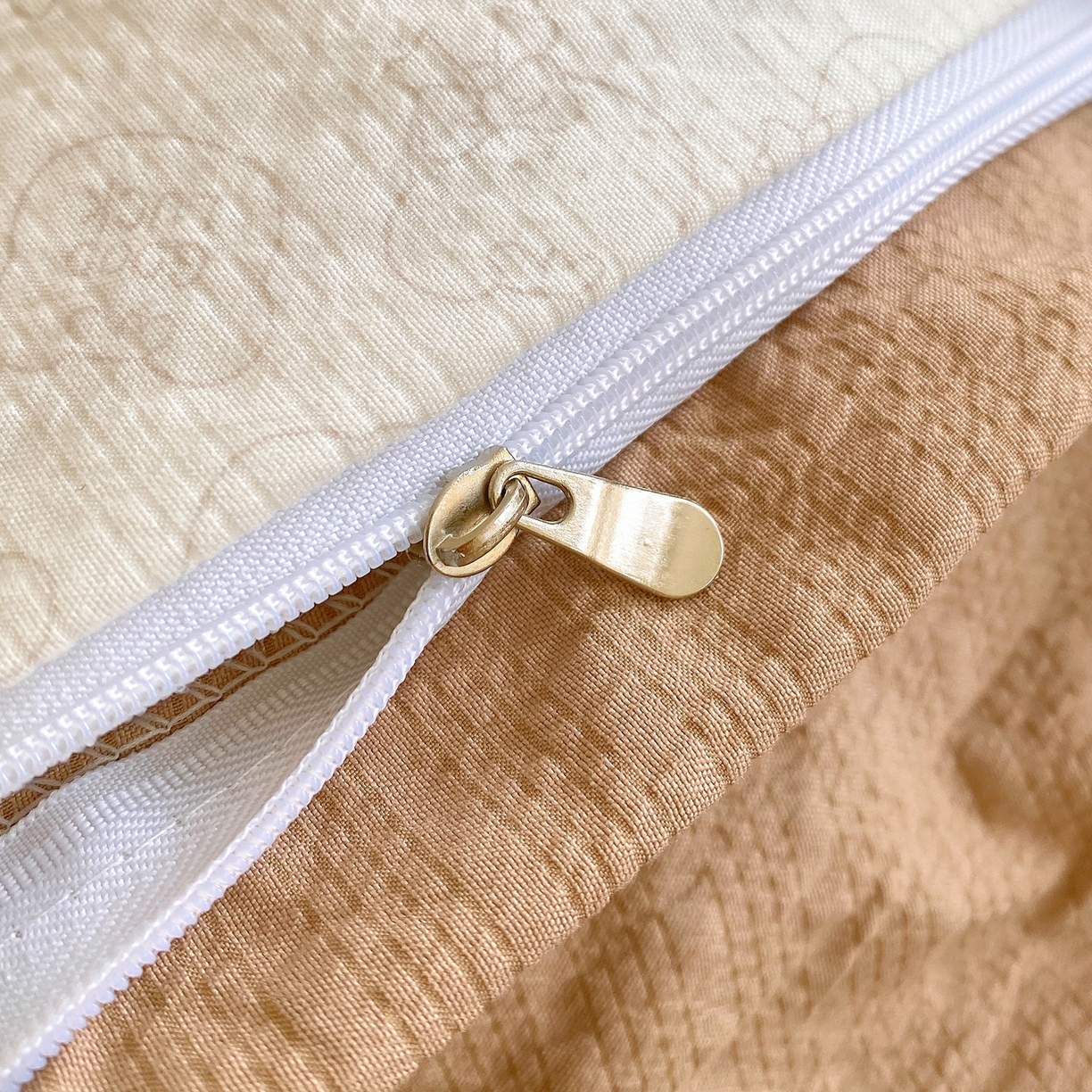 91家纺网 家纺一手货源 找家纺 爱橙家纺（原艾橙家纺） 2026春夏新款A类高品质110克超柔泡芙纱四件套 云朵熊