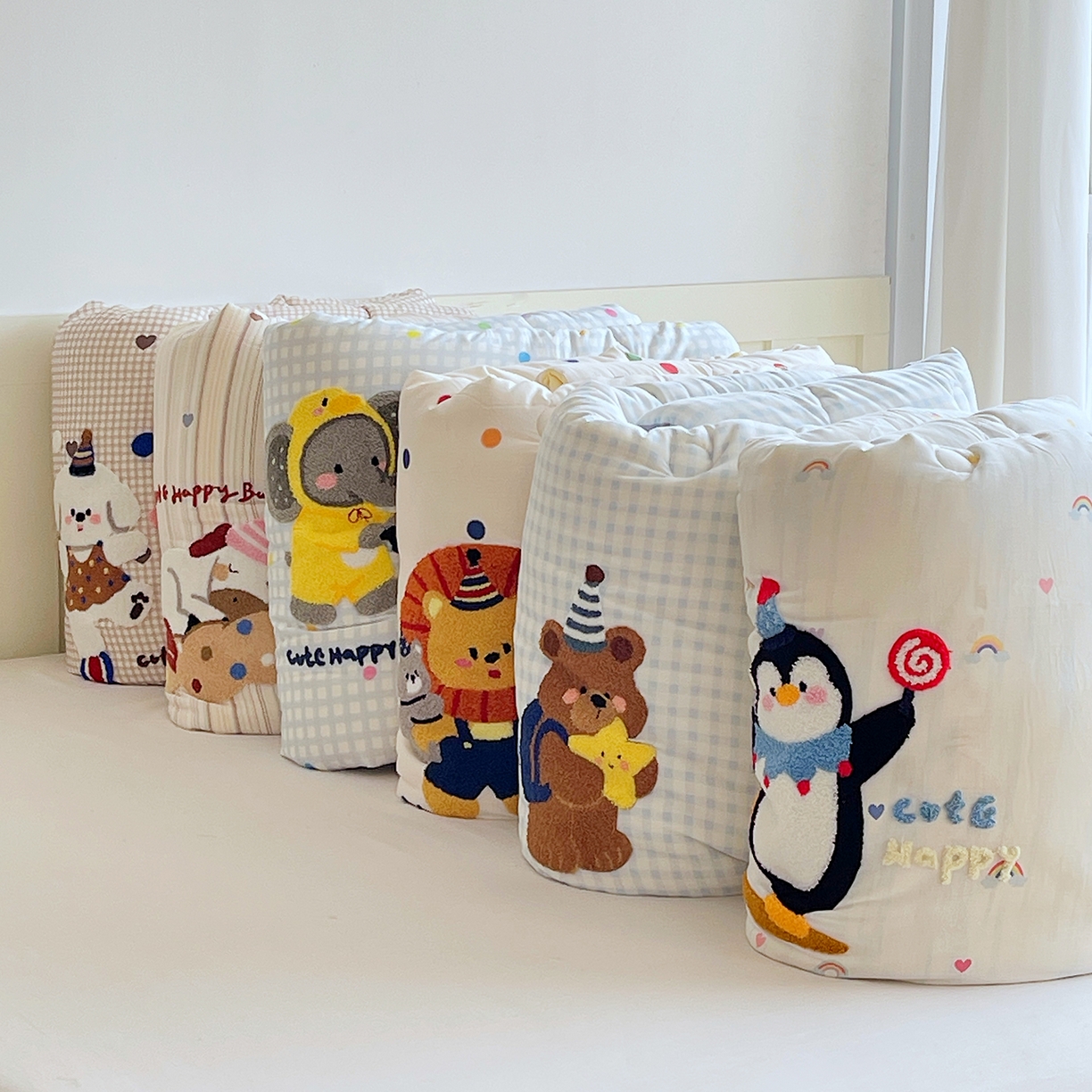 91家纺网 家纺一手货源 找家纺 （总）莱宁被业 2026新款原创设计 全棉A类双层纱毛巾绣大豆卡通儿童夏被春秋被冬被可水洗一体懒人被